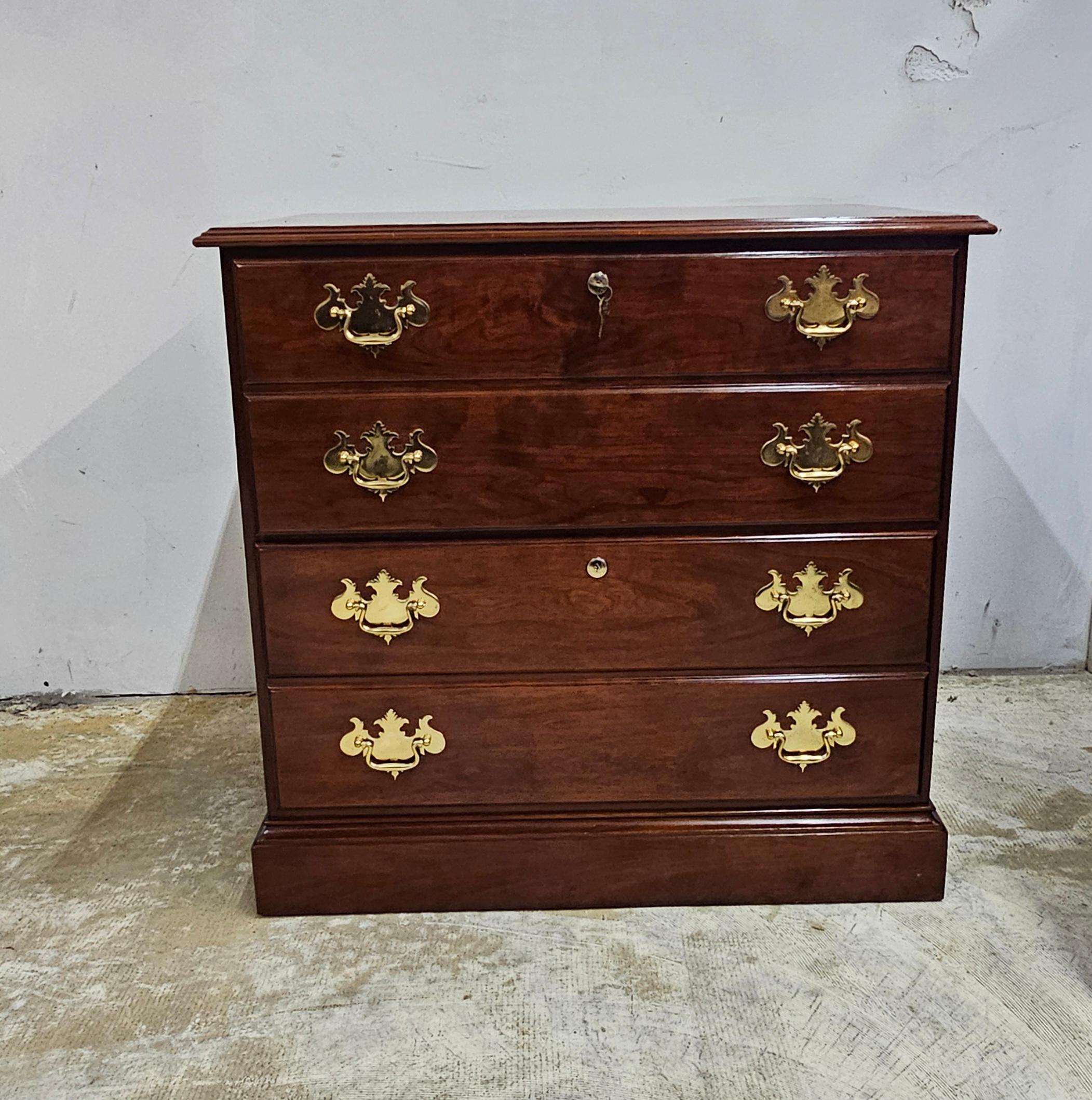 Archivador lateral de cerezo negro macizo estilo Chippendale americano Statton Trutype de finales del siglo XX. El fondo preparado para las ruedas debe querer un archivador rodante. Tenemos dos disponibles. Cerraduras del cajón superior. Una llave