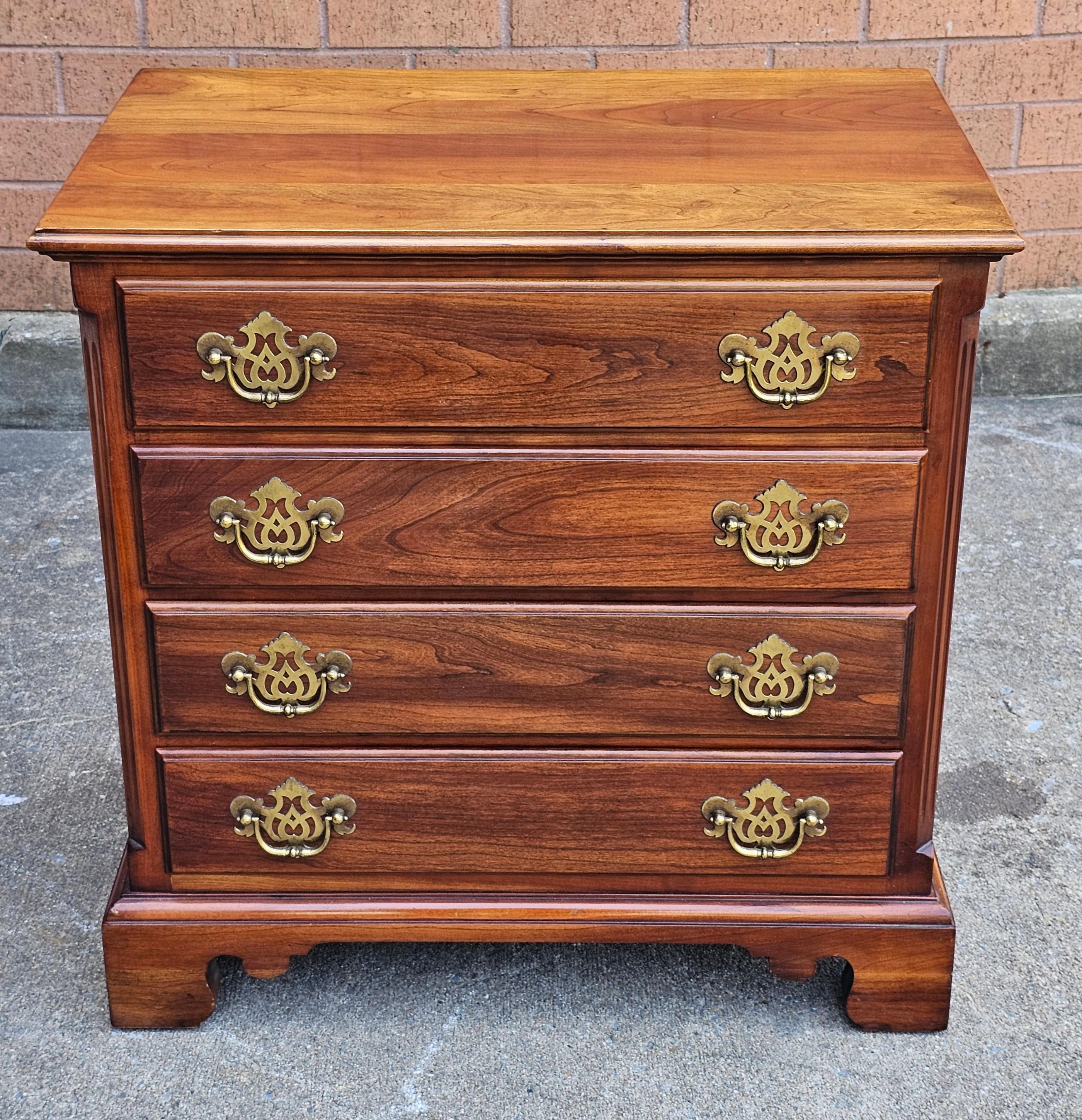 Cassettone a quattro cassetti in ciliegio Statton Trutype Chippendale del XX secolo
Misura 24