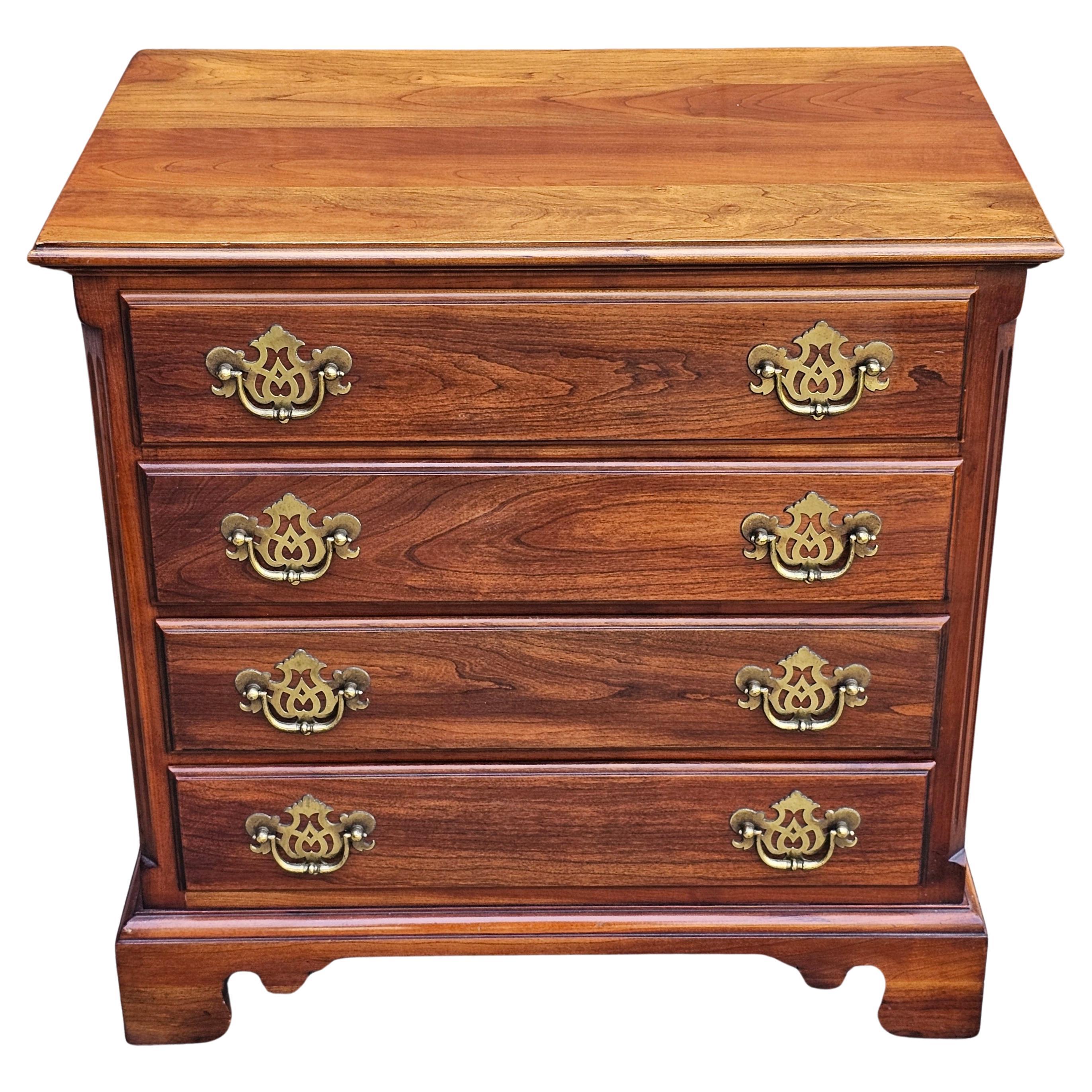 Cómoda de cuatro cajones Statton Trutype Chippendale Cerezo
