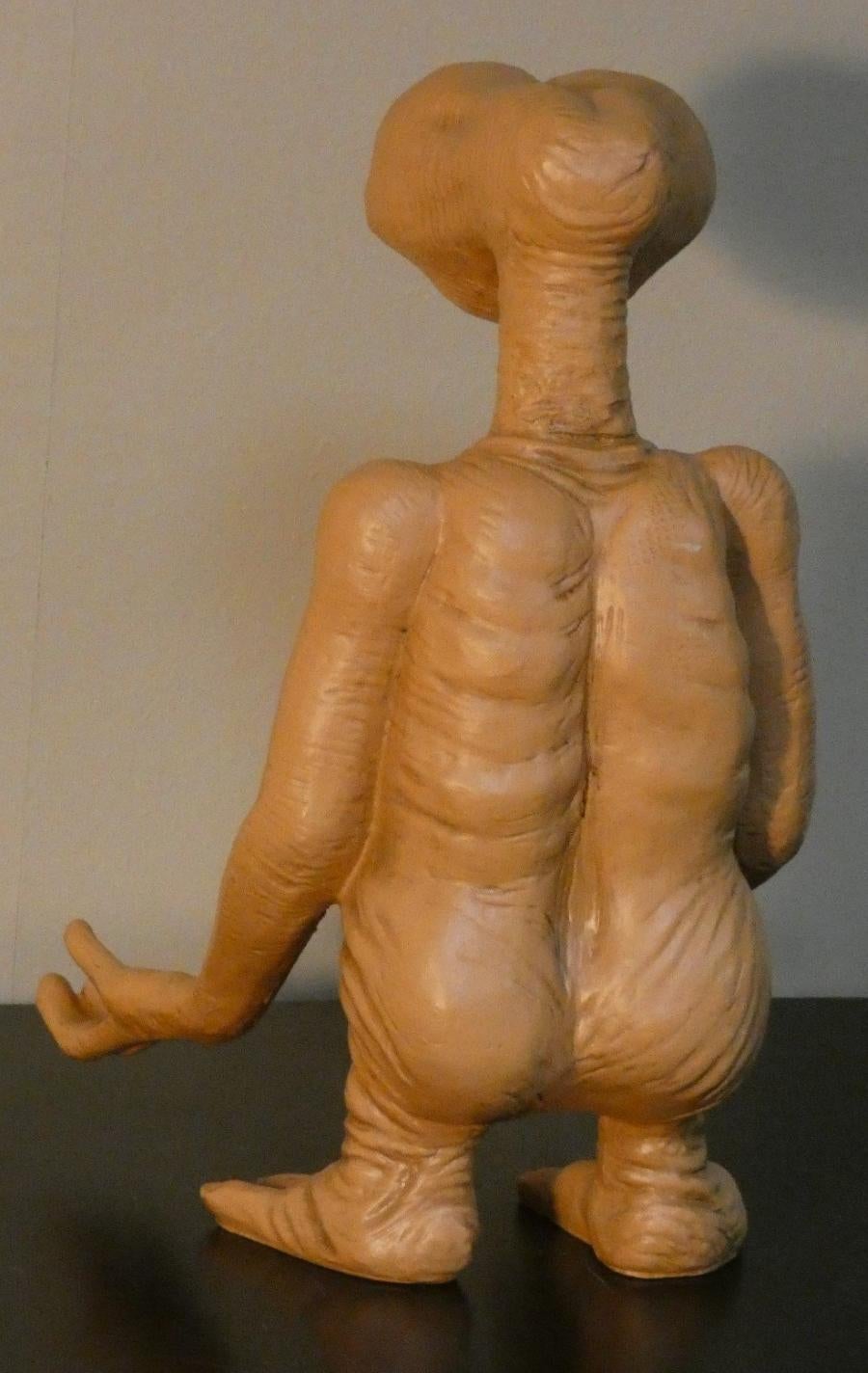 This artistic masterpiece is a tribute to the famous extraterrestrial invented by Steven Spielberg in 1982--a must-have collector's item for fans of the film E.T. the Extra-Terrestrial.
The Resin 