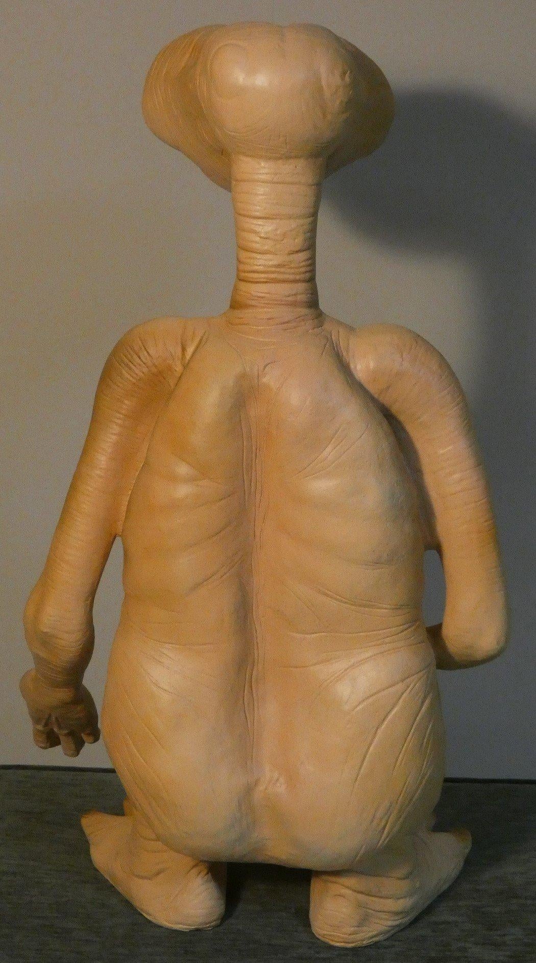 Questo capolavoro artistico è un omaggio al famoso extraterrestre inventato da Steven Spielberg nel 1982... un pezzo da collezione imperdibile per i fan del film E.T. l'extra-terrestre.
La statua in Resina 
