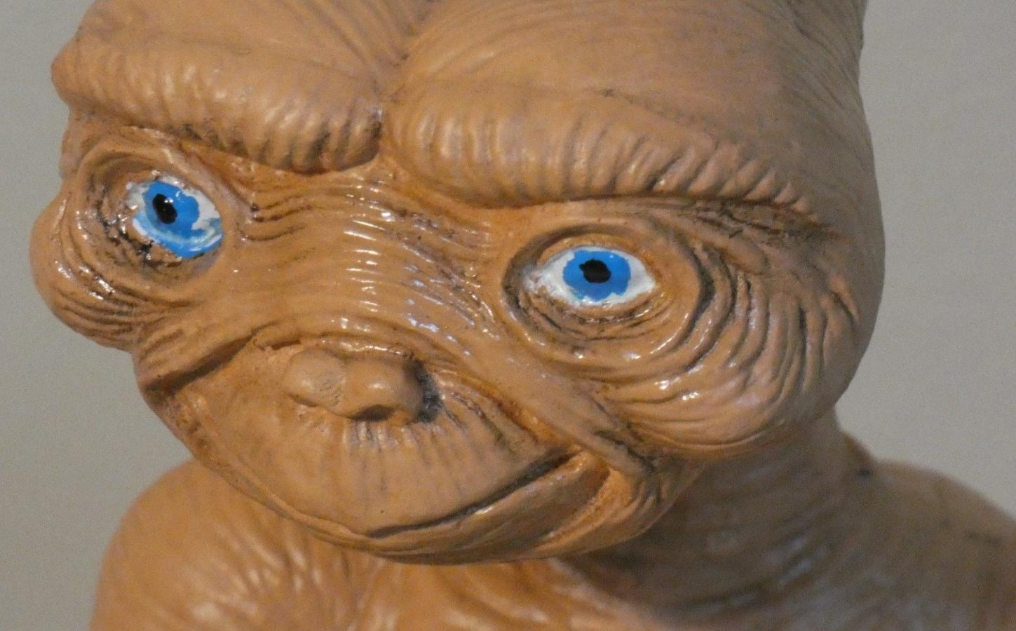 E.T. Statue. Three-dimensional Resin and Enamel - Italy 1990s In Excellent Condition For Sale In modena, Emilia-Romagna