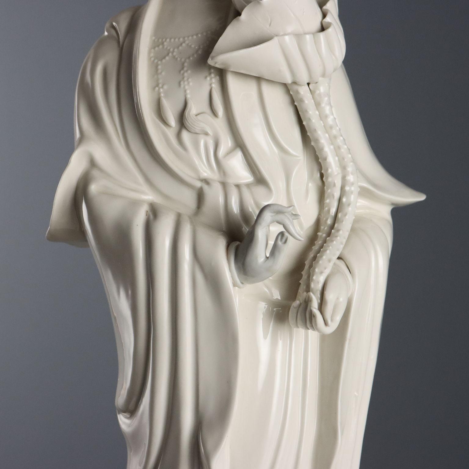 Statua in Porcellana di Guanyin Cina XX Secolo im Zustand „Gut“ im Angebot in Milano, IT