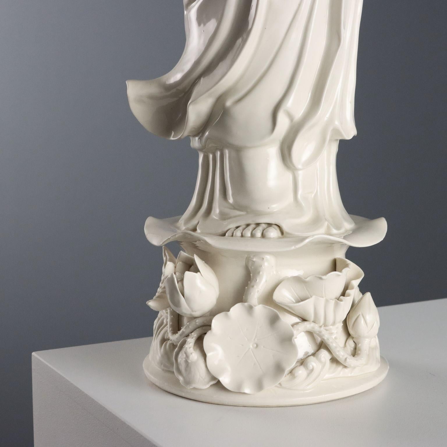 Statua in Porcellana di Guanyin Cina XX Secolo (Porzellan) im Angebot