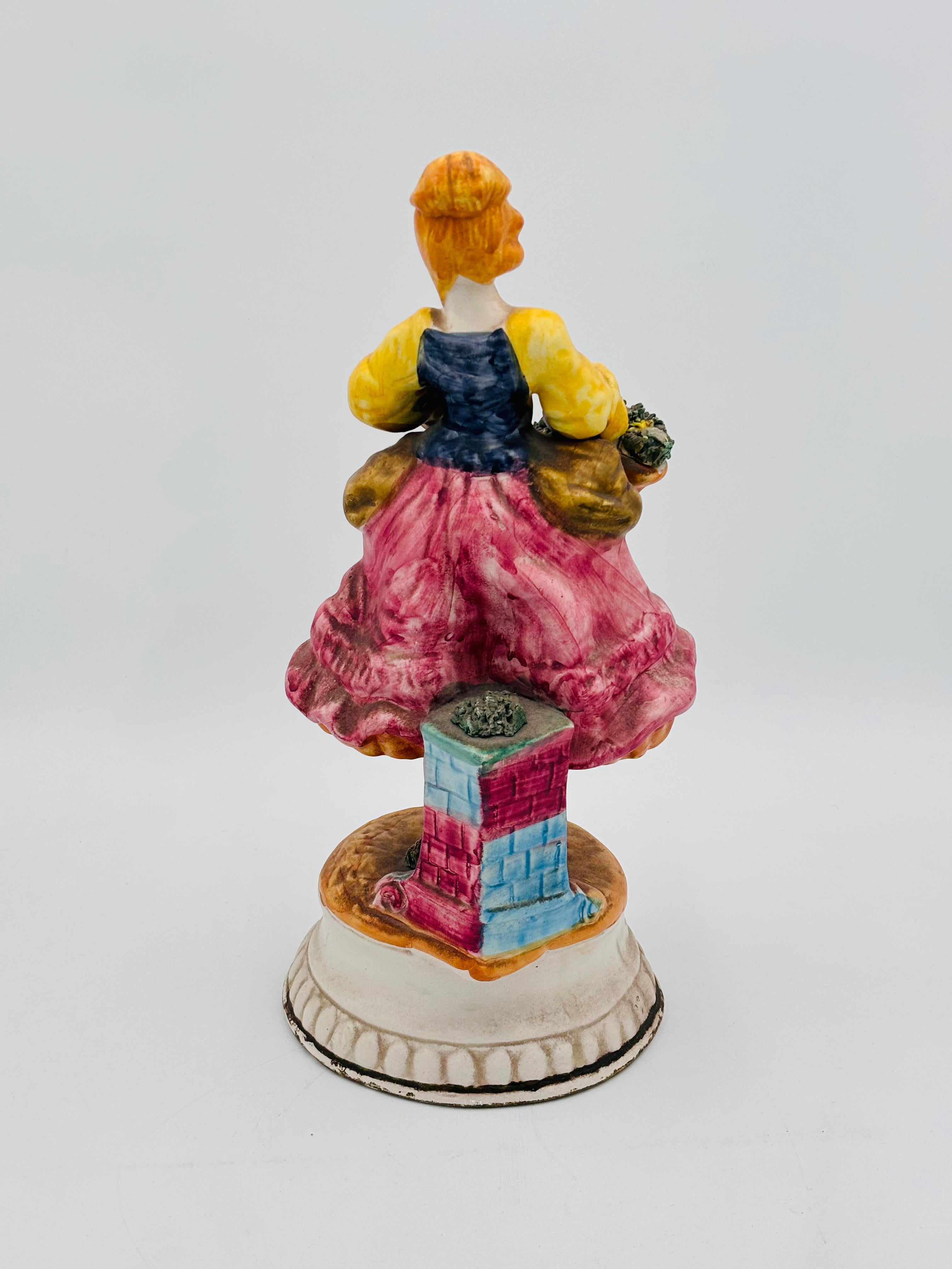 Statua porcellana Donna Capodimonte Biscuit 1960’s Antique In condizioni buone in vendita a Taranto, IT