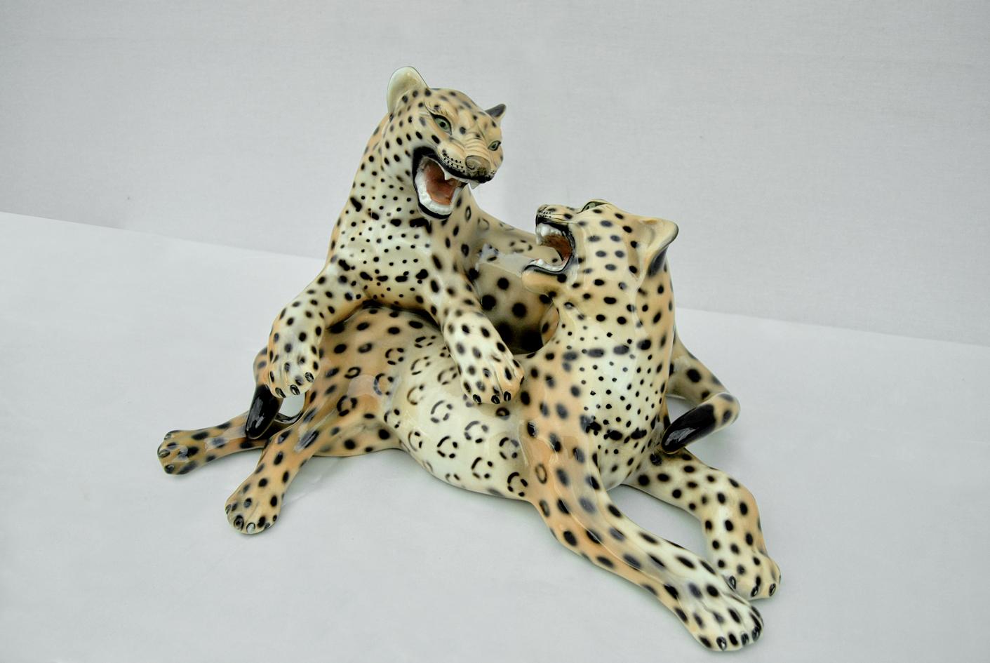 Splendida coppia di leopardi in ceramica, vintage anni '70. 
Escultura de notable factura Made in Italy, de gran efecto, que reproduce el juego entre dos leopardos.
El objeto, de cerámica esmaltada, está integrado en cada una de sus partes y es un