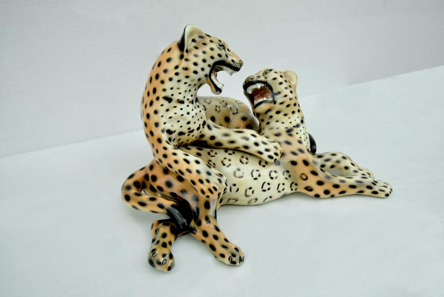Statua vintage coppia di leopardi in ceramica smaltata Moderno de mediados de siglo en venta