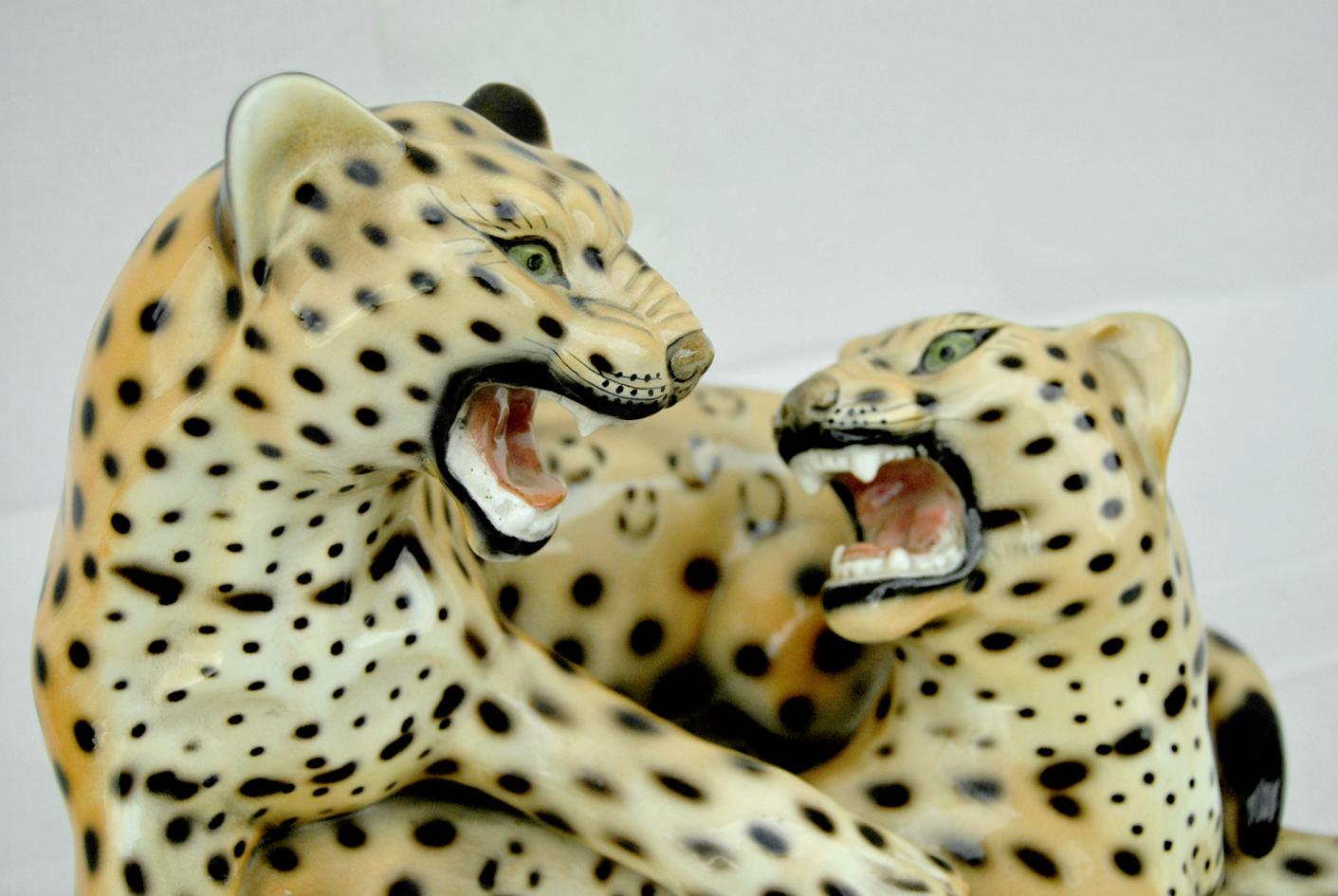 Statua vintage coppia di leopardi in ceramica smaltata en Excelente estado para la venta en Bastia Umbra, IT