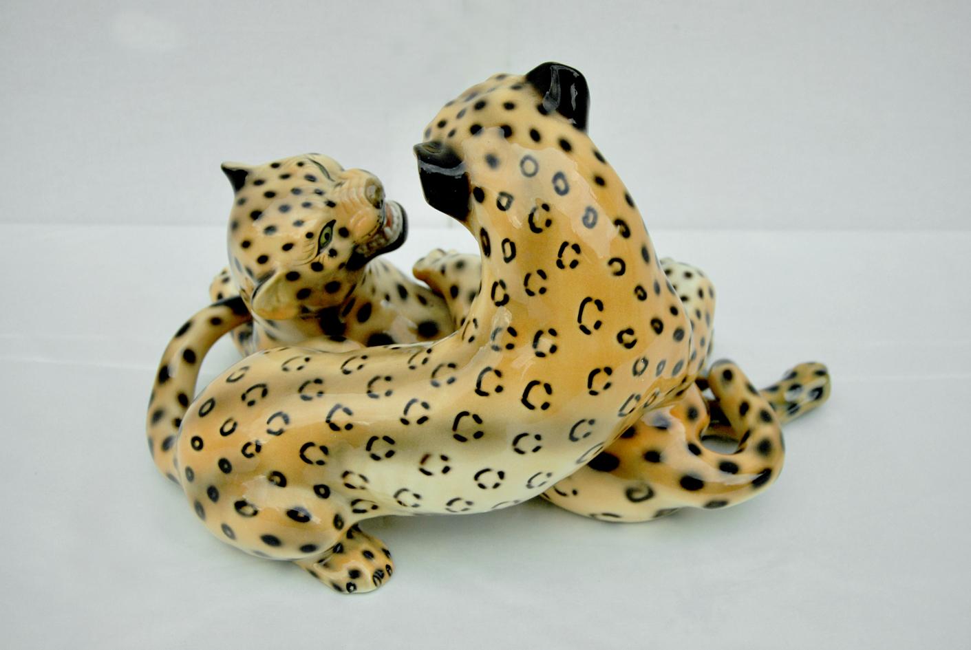 Statua vintage coppia di leopardi in ceramica smaltata Late 20th Century en venta