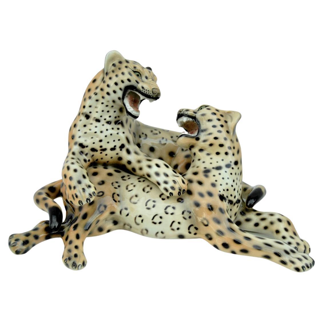 Statua vintage coppia di leopardi in ceramica smaltata