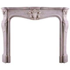 Kamin aus Bildhauermarmor im Louis XV-Stil