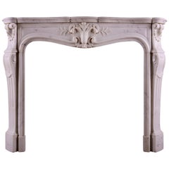 Kamin aus Bildhauermarmor im Louis XV-Stil