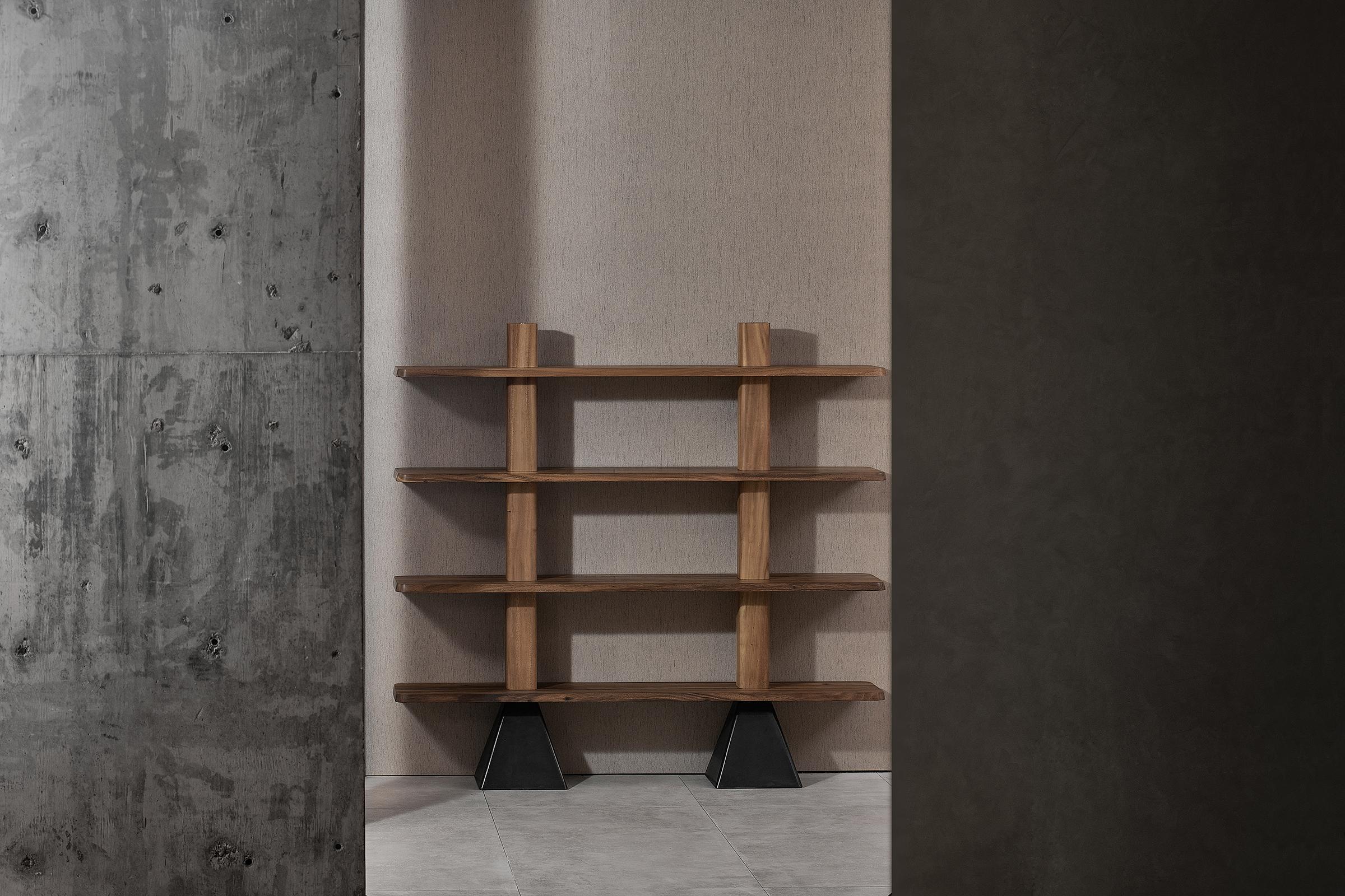 Statua Scaffale per libri di DAaZ
Dimensioni: D. 34 x L. 180 x H. 169 cm.
Materiali: Legno di Albizzia, pietra Ink.


DAaZ Furniture onora lo spirito di avventura. Accettiamo l'evasione dall'ordinario e ci rallegriamo della magia che si trova