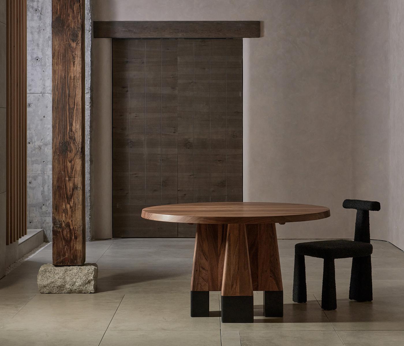 Post-Modern Statue Circle Dining Table by DAaZ For Sale