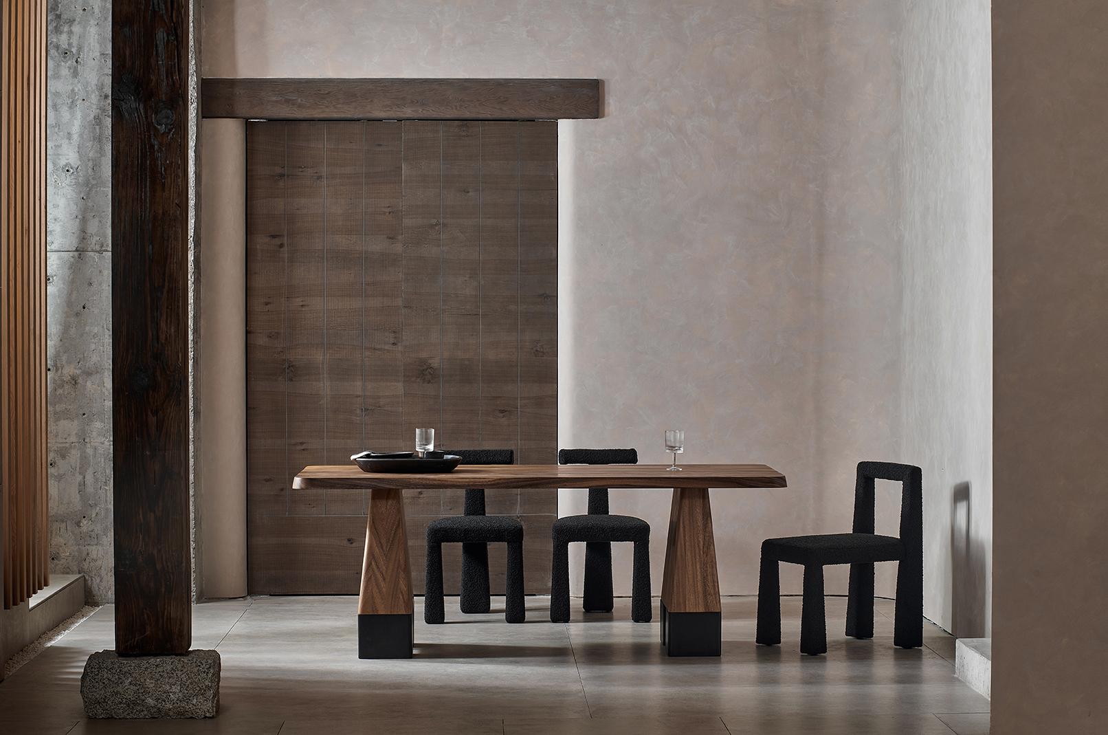 Table de salle à manger statue DAaZ
Dimensions : D90 x W200 x H75 cm.
MATERIAL : Albizzia, pierre d'encre.

Disponible en 200cm ou 260cm. Veuillez nous contacter.

DAaZ Furniture honore l'esprit d'aventure. Nous acceptons de sortir de l'ordinaire et