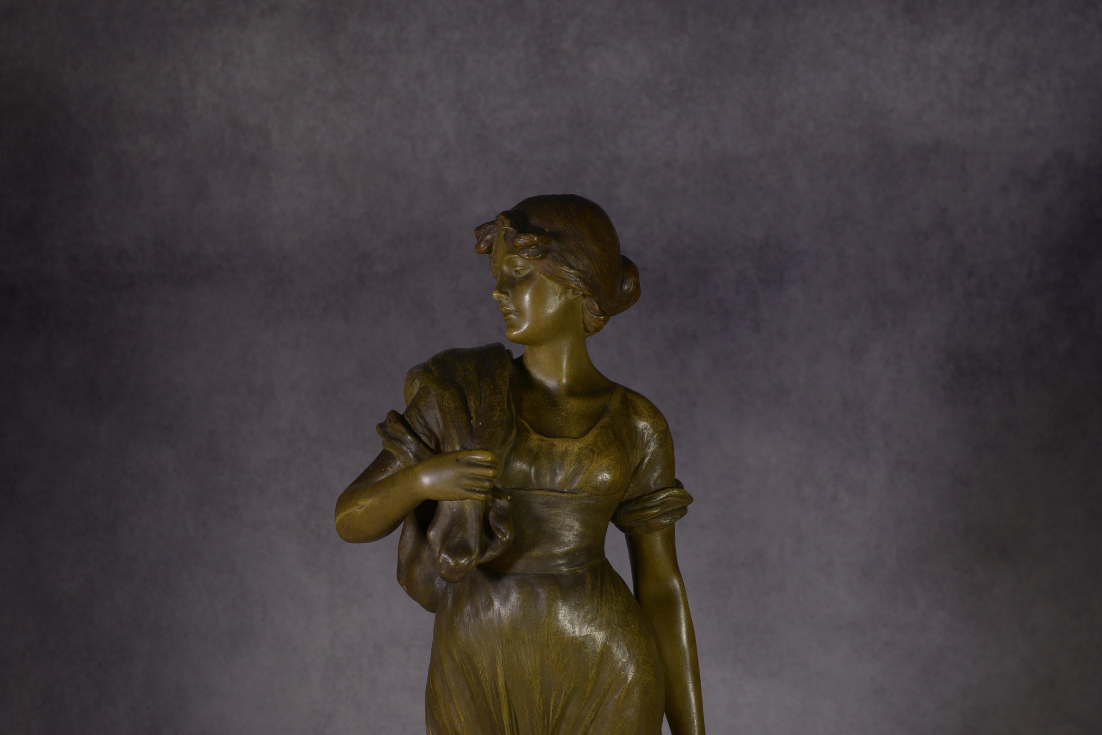 Statue en terre cuite femme porteuse d'une jarre signée XX's en vente 2