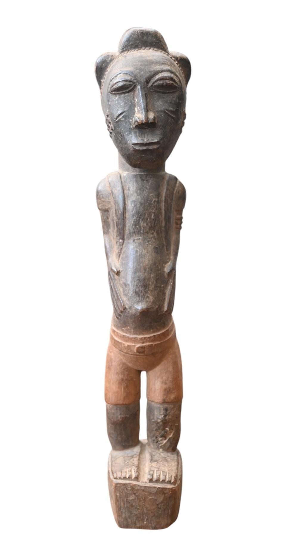 Una statua della tribù dei Baule Tribe, in Costa d'Avorio, scolpita in legno duro nel primo stile coloniale
Inizio del 1900
Patina tribale invecchiata
Altezza 36 cm
