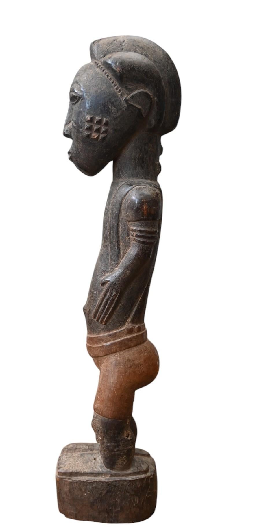 Intagliato a mano Statua della tribù dei Baule Tribe, Costa d'Avorio, prima metà del XX secolo in vendita