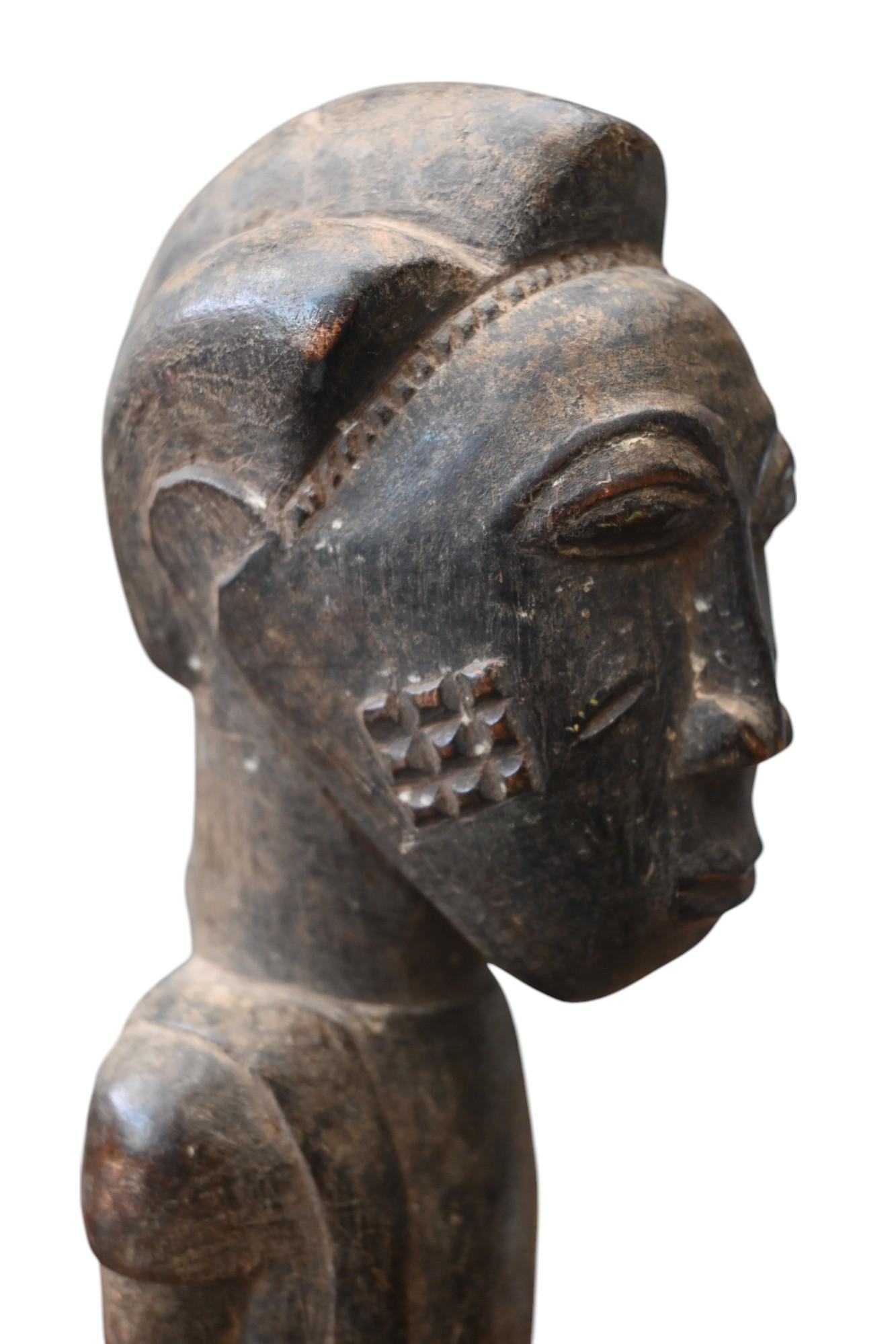 Legno Statua della tribù dei Baule Tribe, Costa d'Avorio, prima metà del XX secolo in vendita