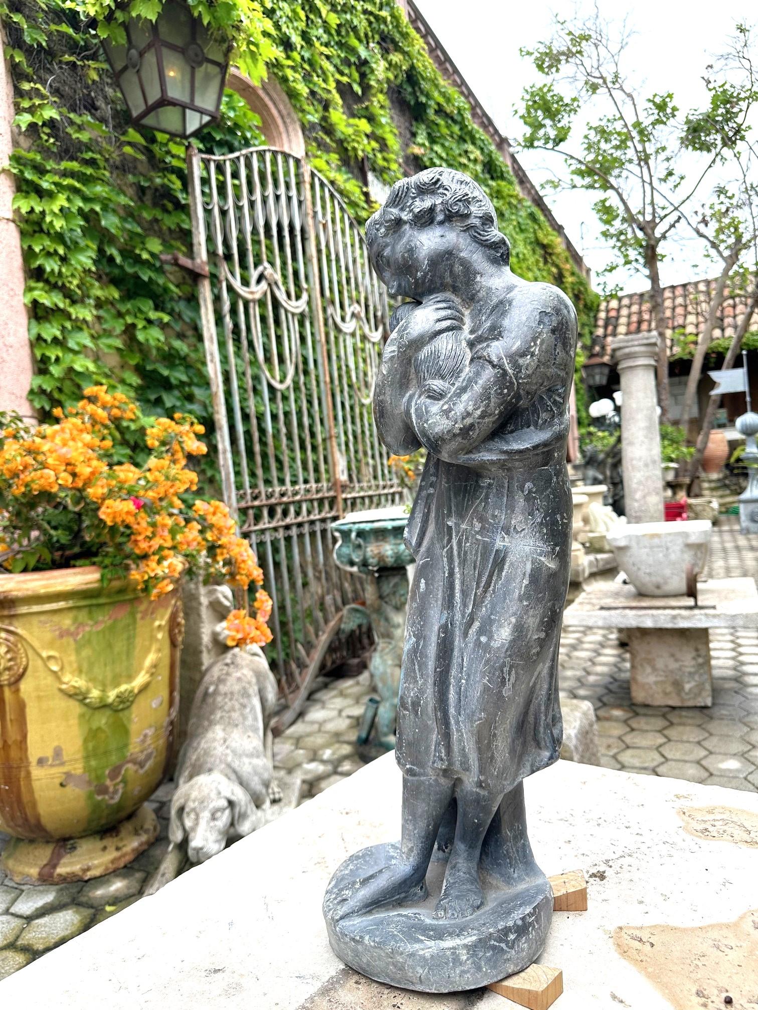 Statue, Mädchen, das sich Hund umarmt, Puppy, Skulptur, Tier, Liebhaber, Tier, Rustikale, Antike (Europäisch) im Angebot