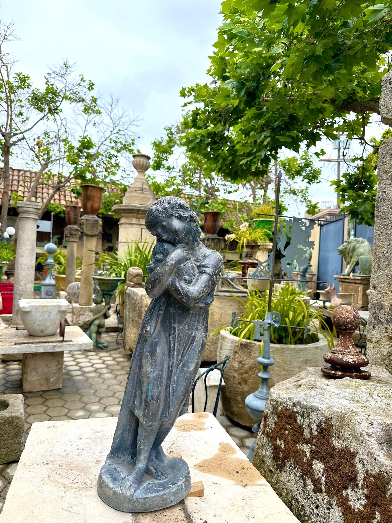 Statue, Mädchen, das sich Hund umarmt, Puppy, Skulptur, Tier, Liebhaber, Tier, Rustikale, Antike (Handgeschnitzt) im Angebot