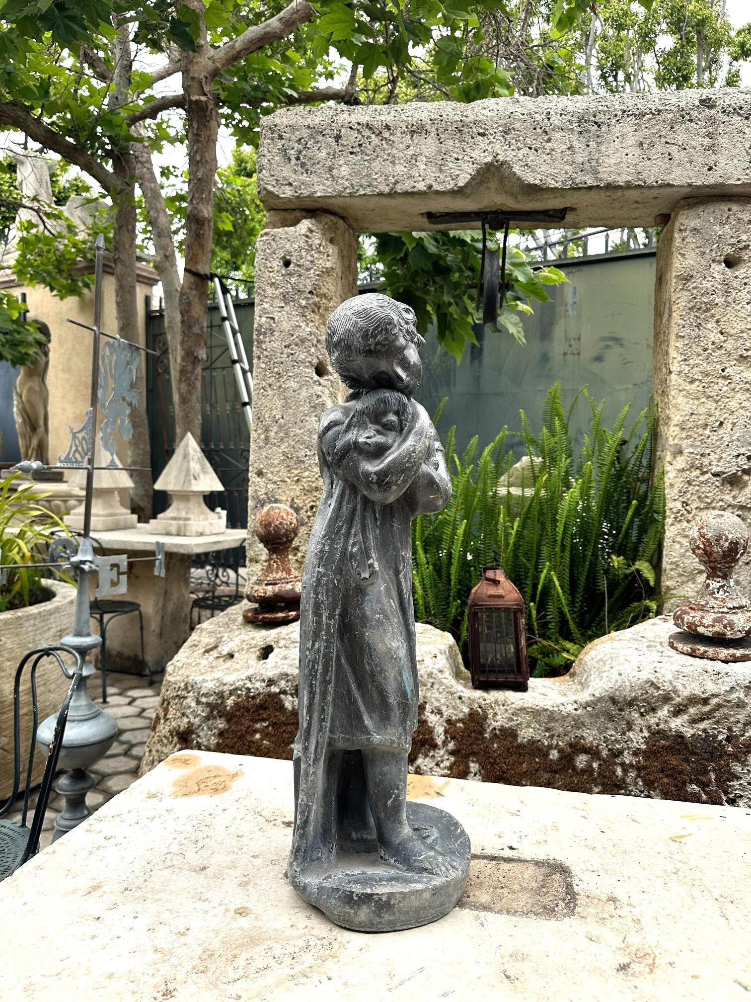 Statue, Mädchen, das sich Hund umarmt, Puppy, Skulptur, Tier, Liebhaber, Tier, Rustikale, Antike im Zustand „Gut“ im Angebot in West Hollywood, CA