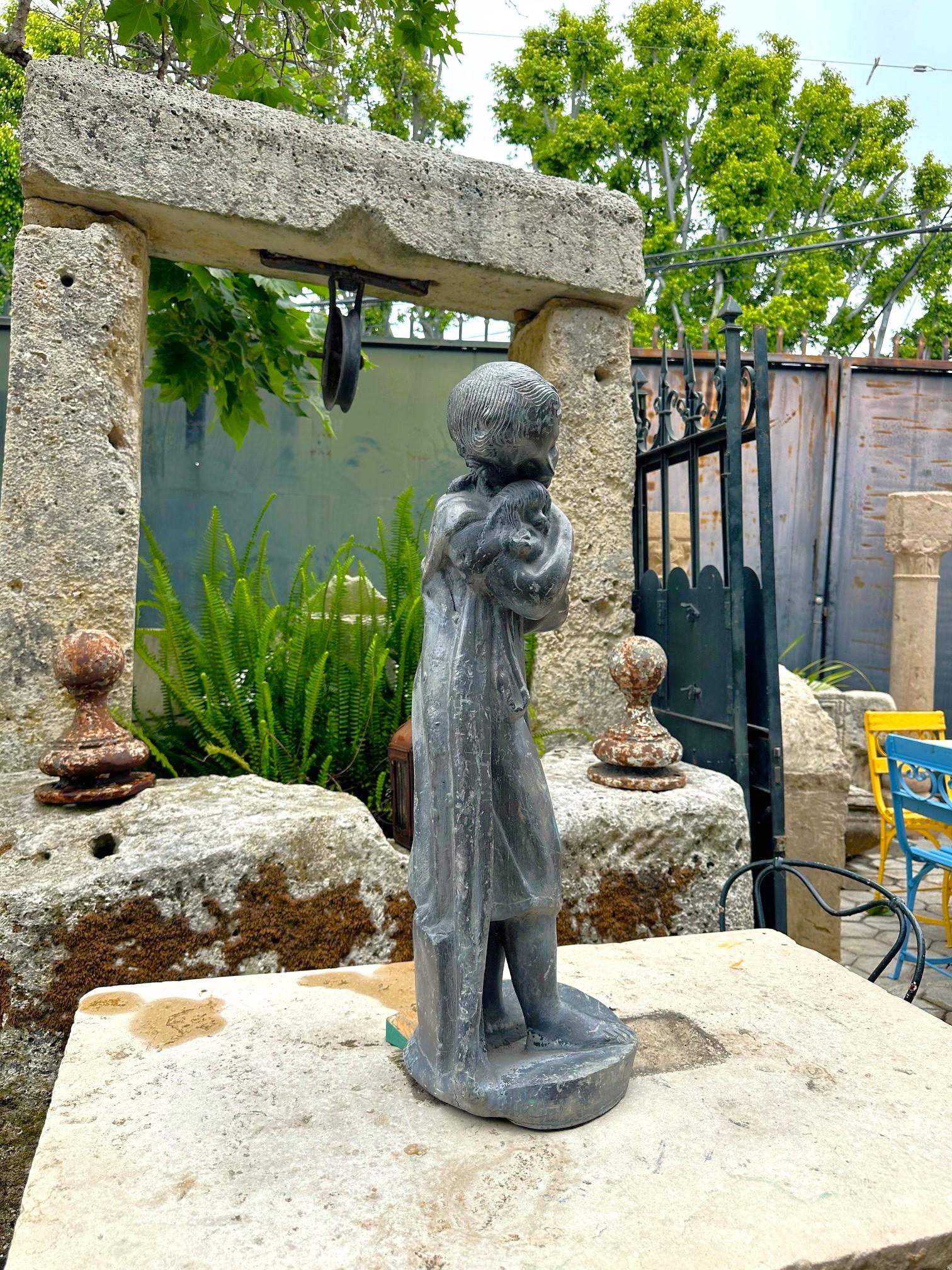 Statue, Mädchen, das sich Hund umarmt, Puppy, Skulptur, Tier, Liebhaber, Tier, Rustikale, Antike (18. Jahrhundert und früher) im Angebot