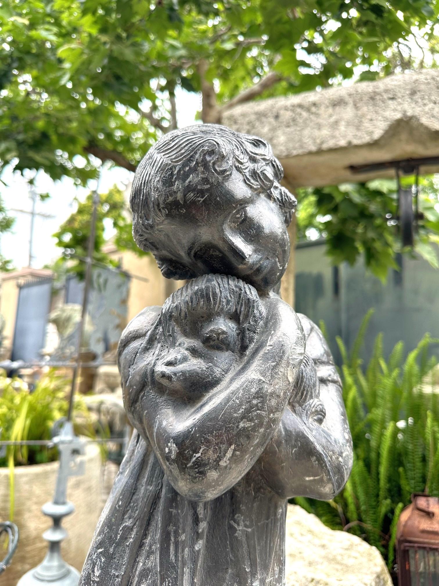 Statue, Mädchen, das sich Hund umarmt, Puppy, Skulptur, Tier, Liebhaber, Tier, Rustikale, Antike (Metall) im Angebot