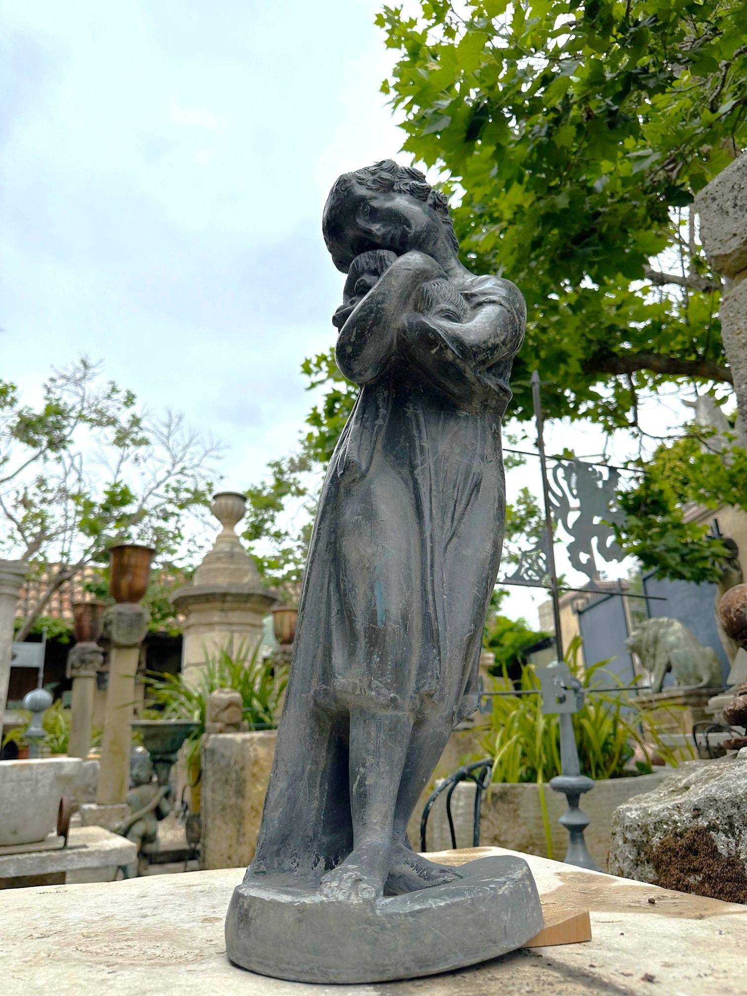 Statue, Mädchen, das sich Hund umarmt, Puppy, Skulptur, Tier, Liebhaber, Tier, Rustikale, Antike im Angebot 1