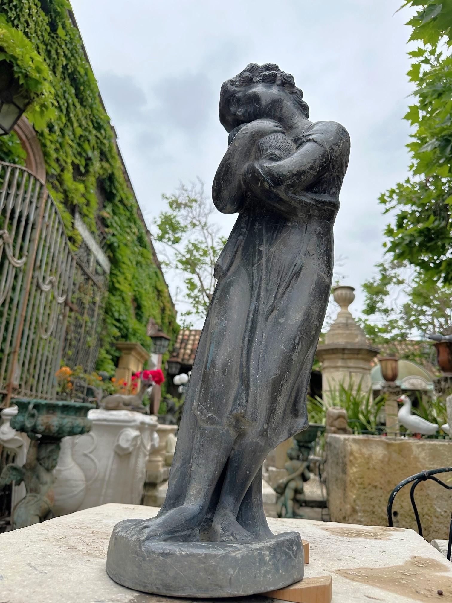 Statue, Mädchen, das sich Hund umarmt, Puppy, Skulptur, Tier, Liebhaber, Tier, Rustikale, Antike im Angebot 2
