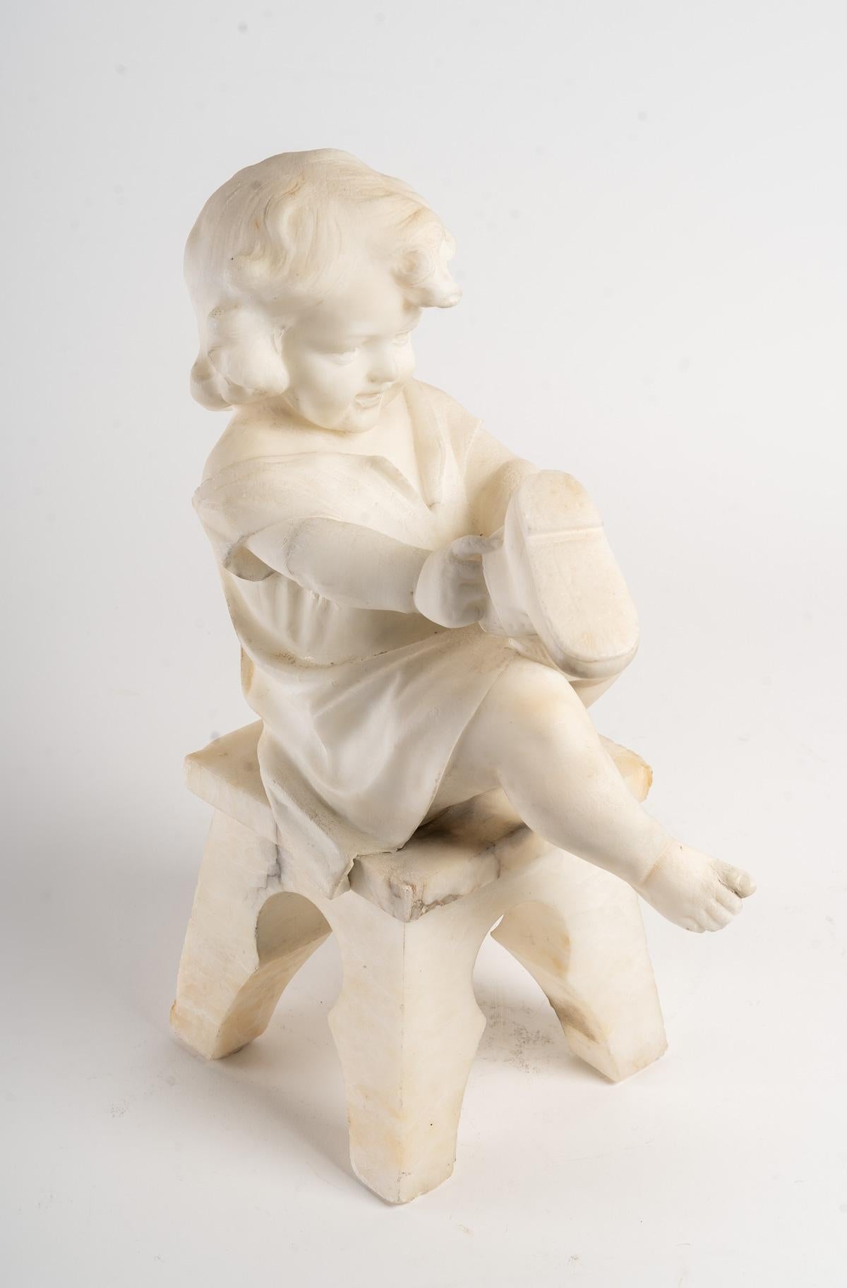Statue in alabaster representing a little girl sitting on a stool and playing with shoes.
Art Nouveau period.
In good condition.
Measures: Height 40 cm, width 16cm, depth 24 cm.