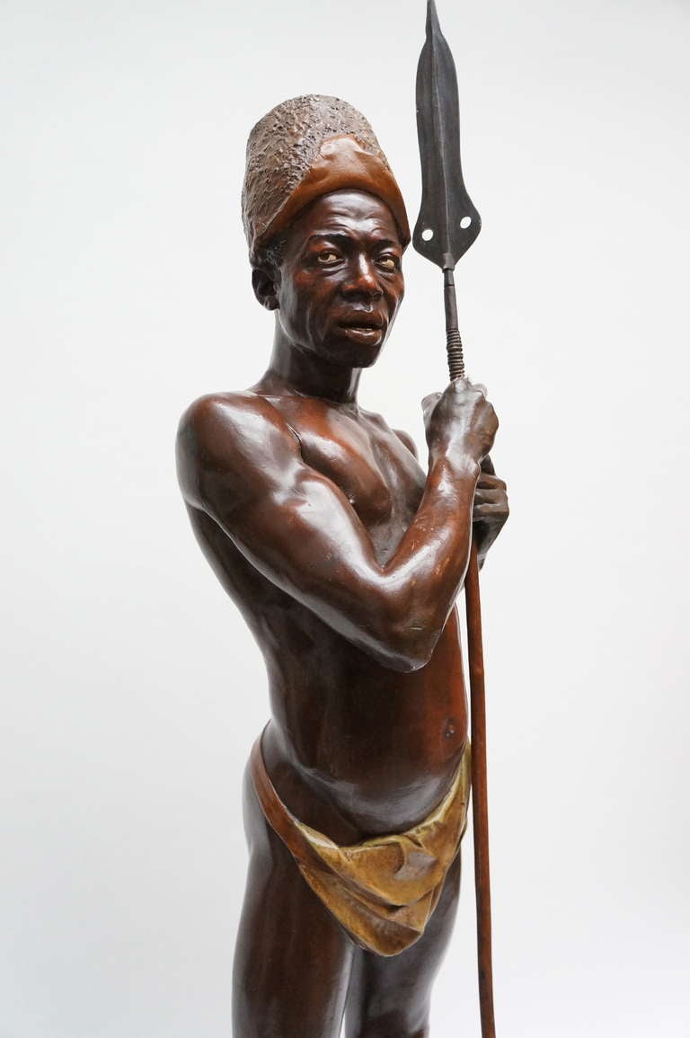 Art Deco Goldscheider Statue eines afrikanischen Kriegers.
Diese Statue inspirierte den Künstler (Maler) Luc Tuymans zu seinem berühmten Werk (Gemälde) ; Sculpture im Jahr 2000.
Verkauft im Jahr 2005 bei Christie's für 1.472.000 USD.
Eines der