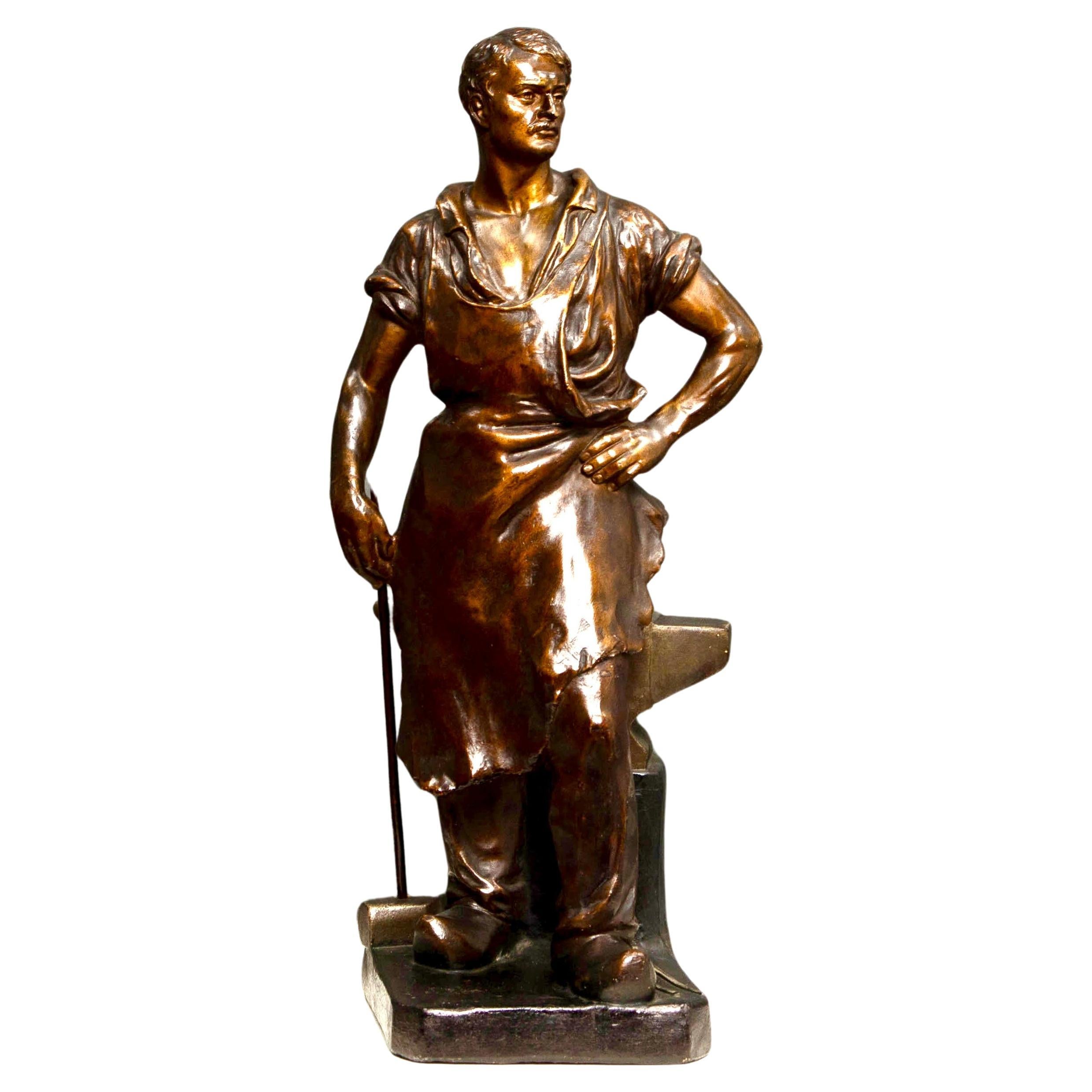Statue eines Schmieds mit Patina aus Bronze im Angebot