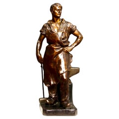 Estatua de un herrero con pátina de bronce