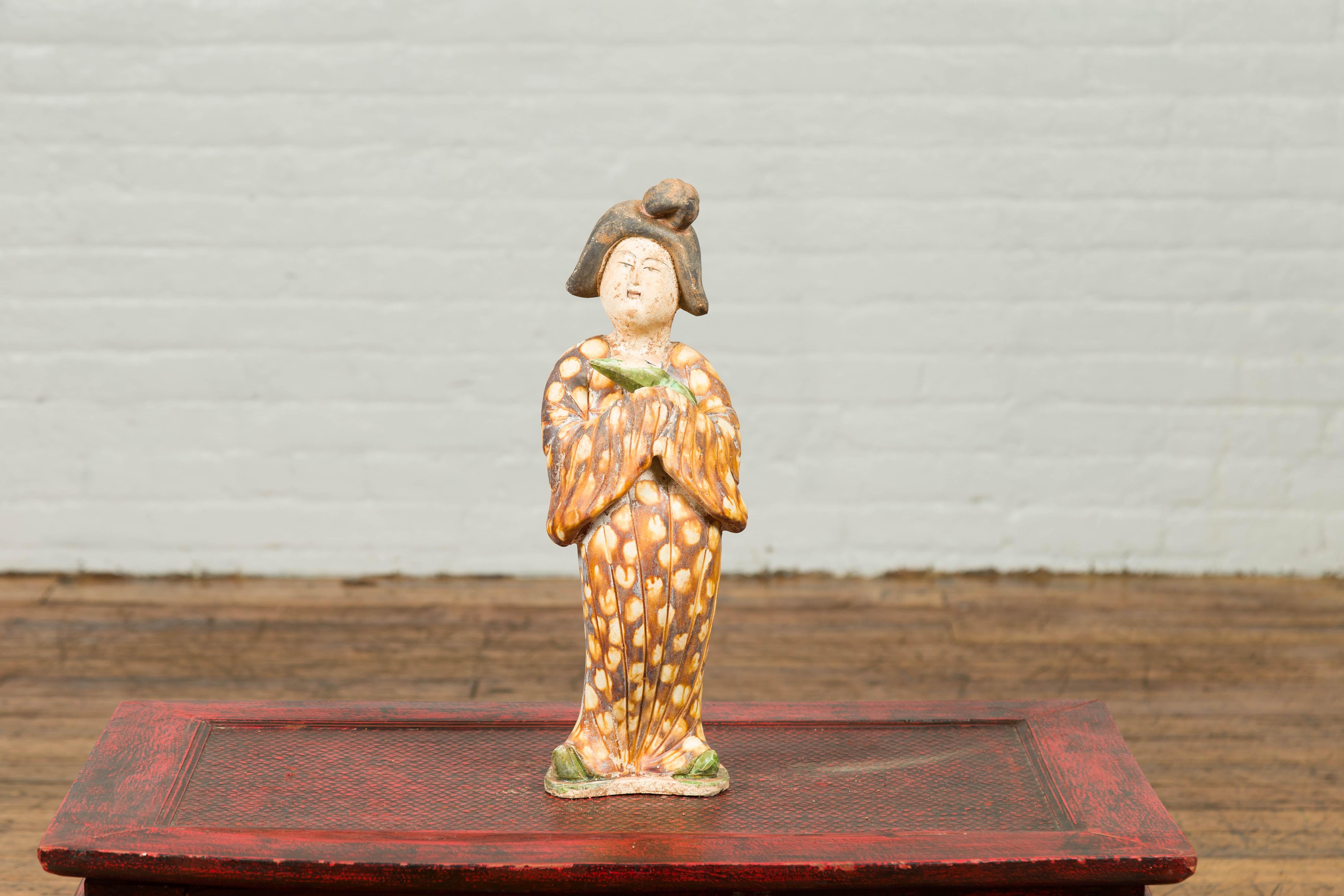 Statue of a Chinese Court Lady Wearing Brown Patterned Kimono and Holding a Baby For Sale 2