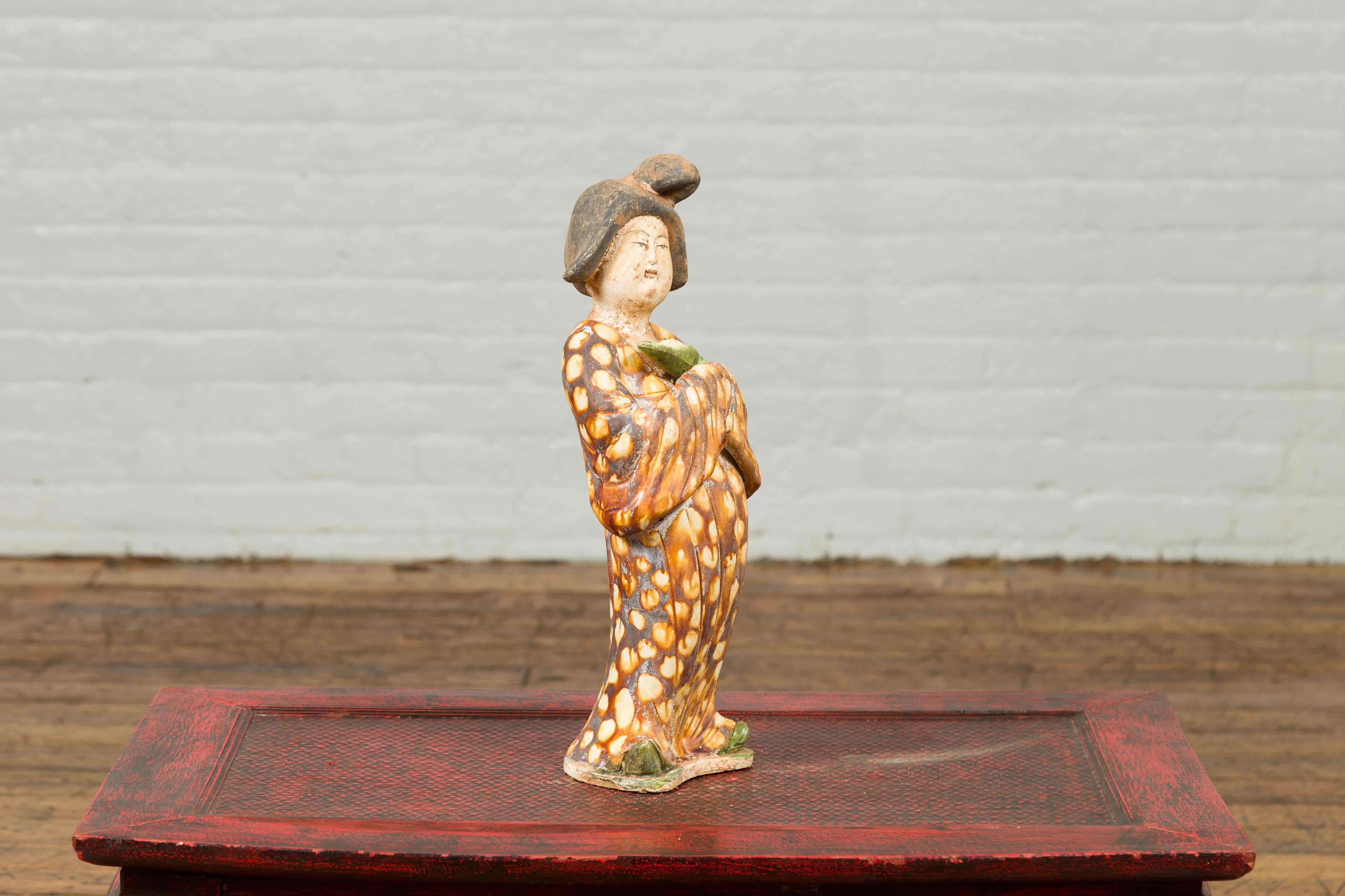 Vernissé Statue d'une dame de la cour chinoise portant un kimono à motifs bruns et tenant un bébé dans ses bras en vente