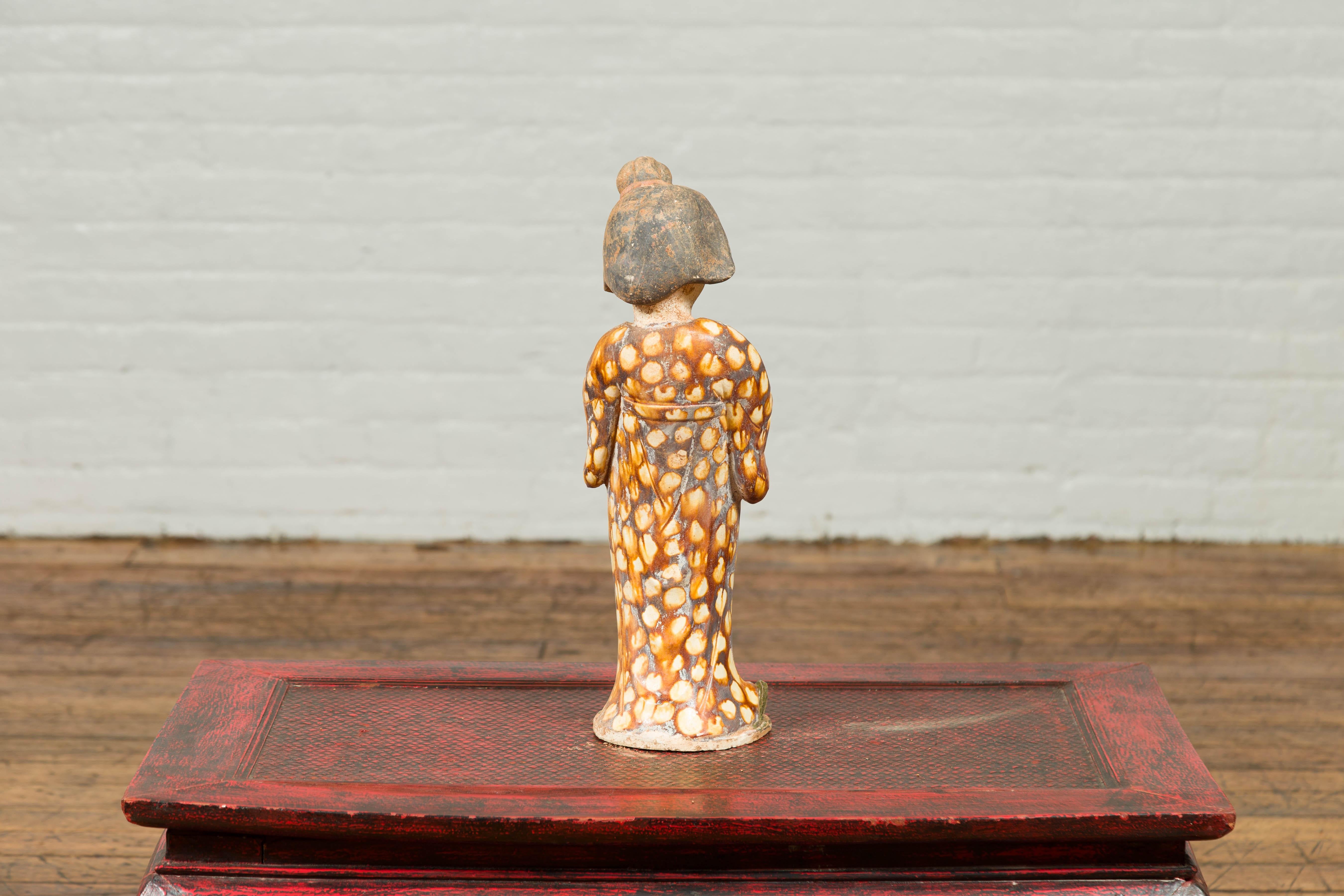 Statue of a Court Lady Wearing Brown Patterned Kimono and Holding a Baby In Good Condition For Sale In Yonkers, NY