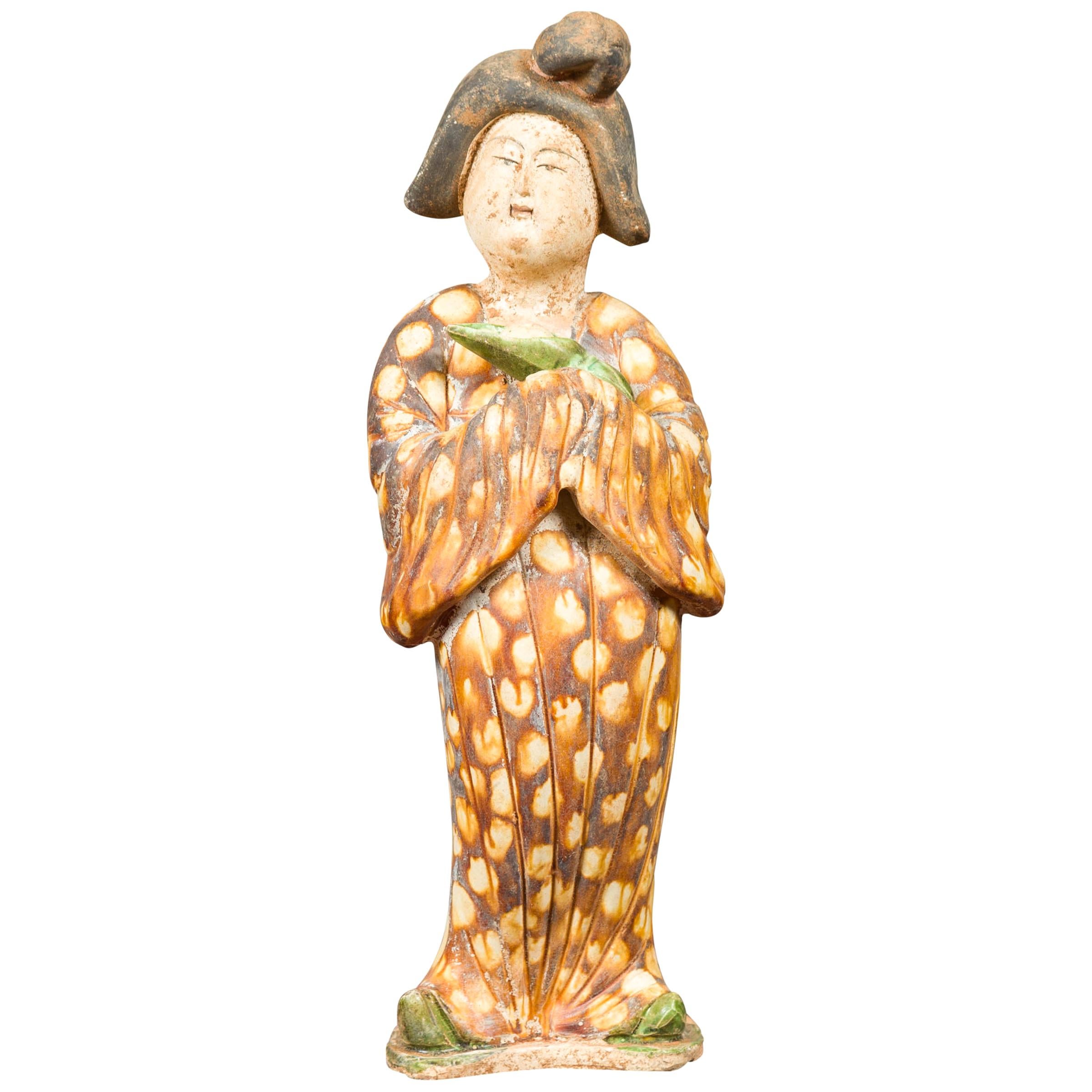 Statue d'une dame de la cour chinoise portant un kimono à motifs bruns et tenant un bébé dans ses bras en vente