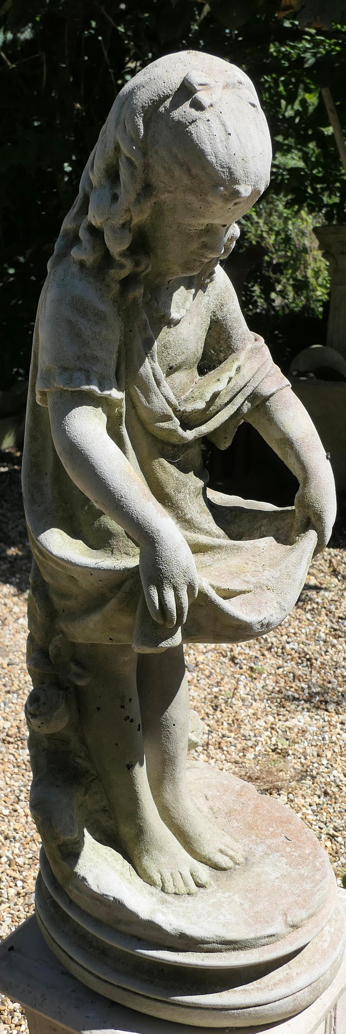 Statue d'une fille tenant son tablier en vente 2