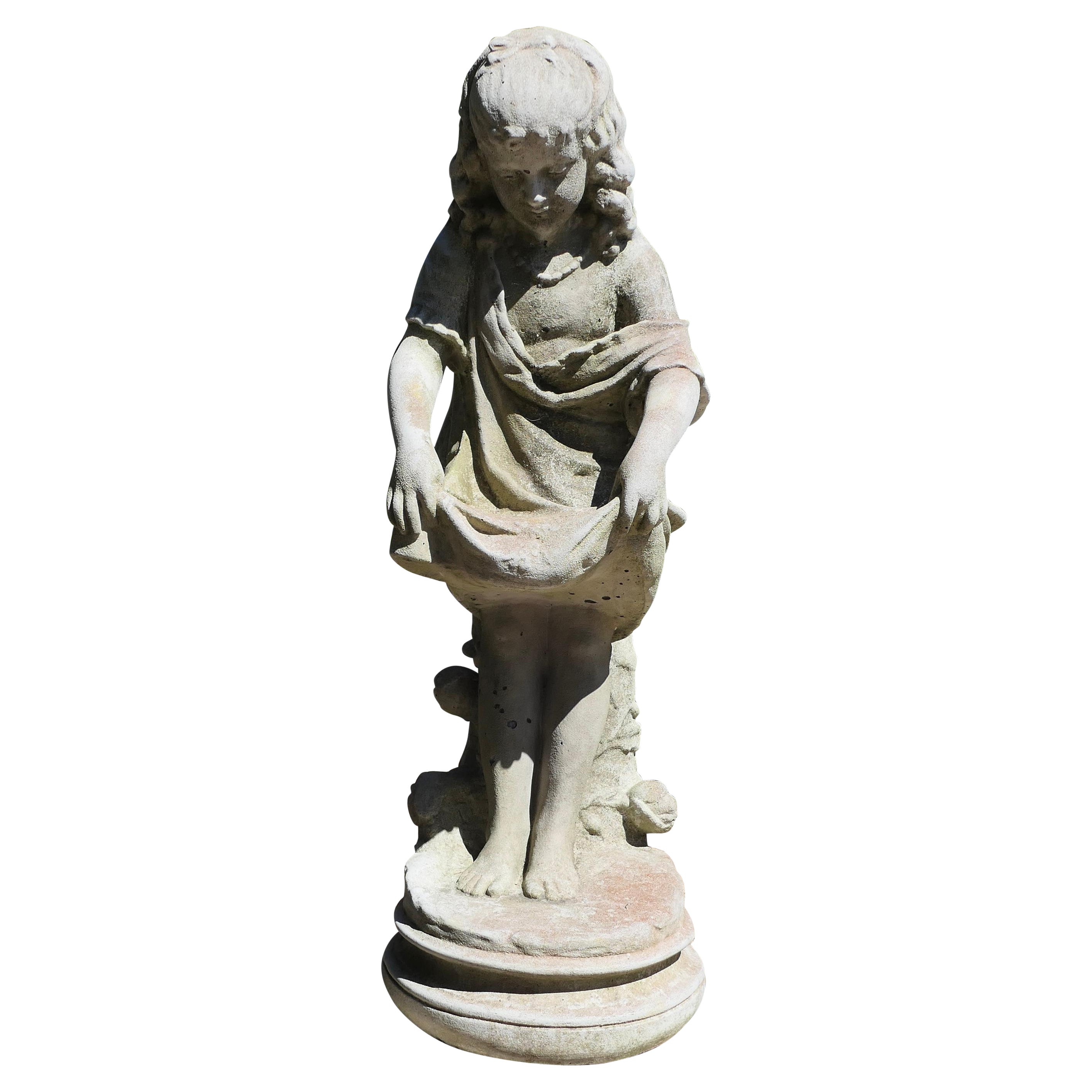 Statue eines Mädchens, das ihre Schürze hochhält