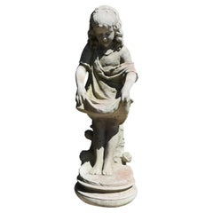 Statua di una ragazza che porge il suo grembiule