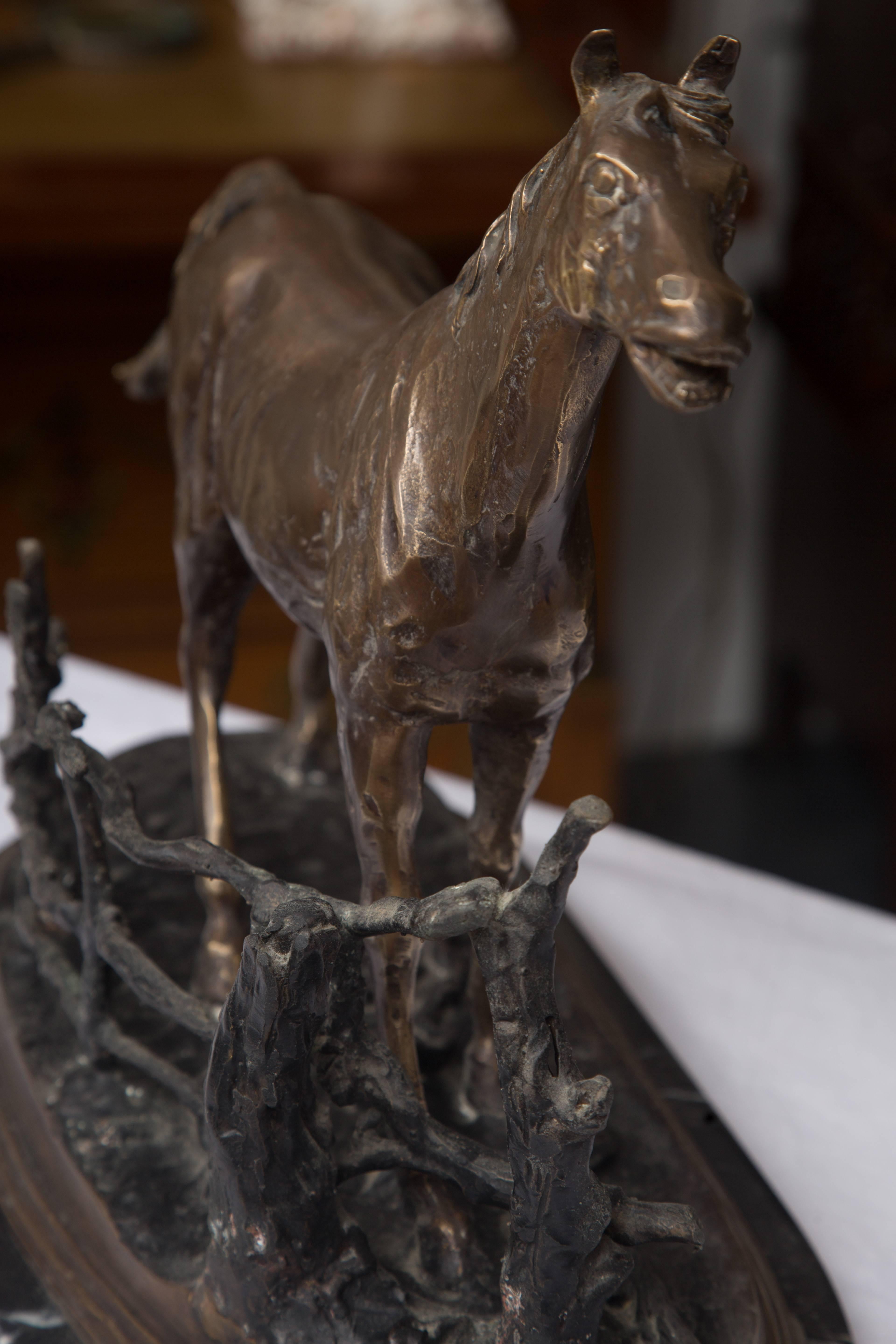 Statue eines Modells eines Pferdes aus patinierter Bronze auf Marmorsockel (Sonstiges)