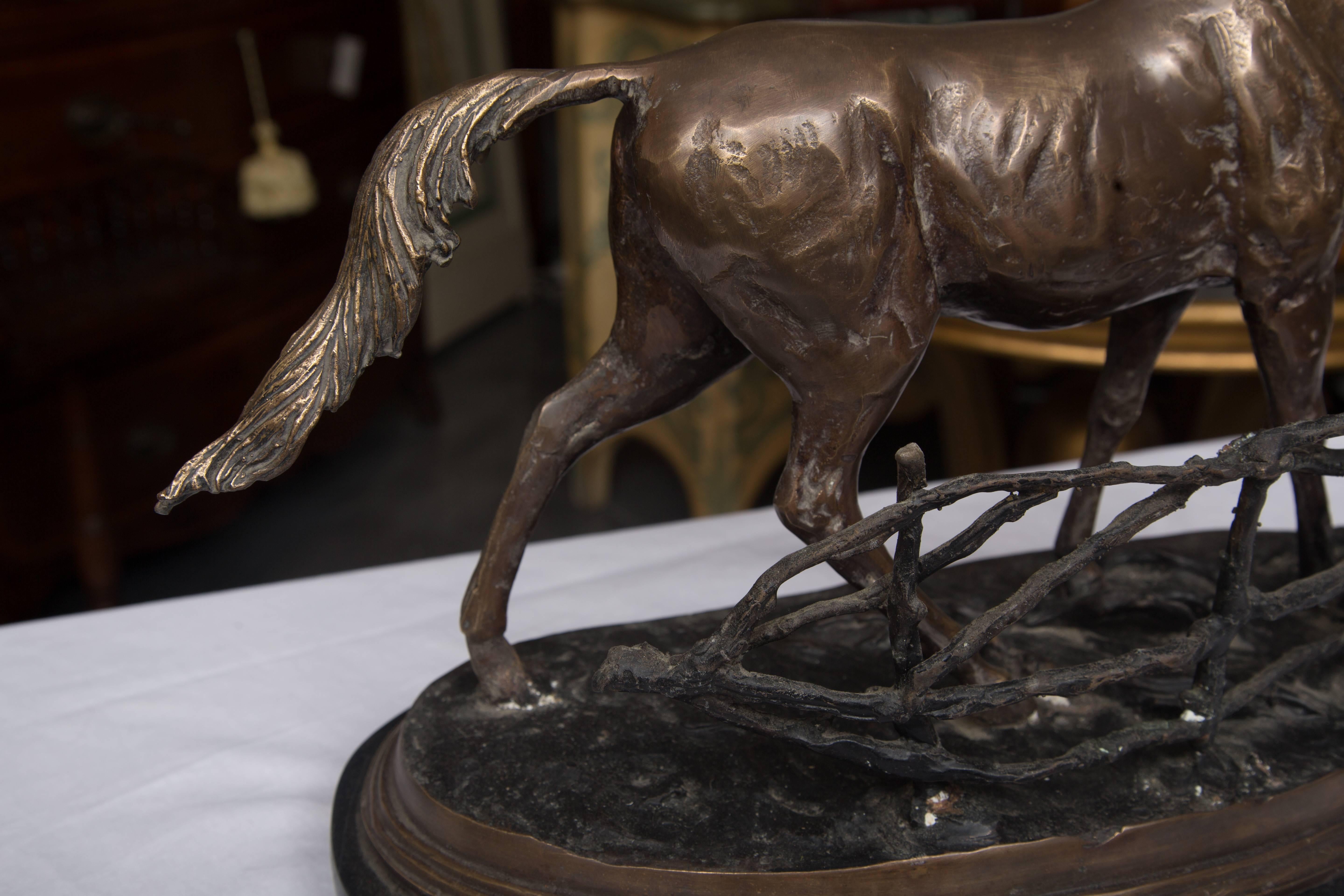 Statue eines patinierten Bronzemodells eines Pferdes auf Marmorsockel (Handgefertigt)