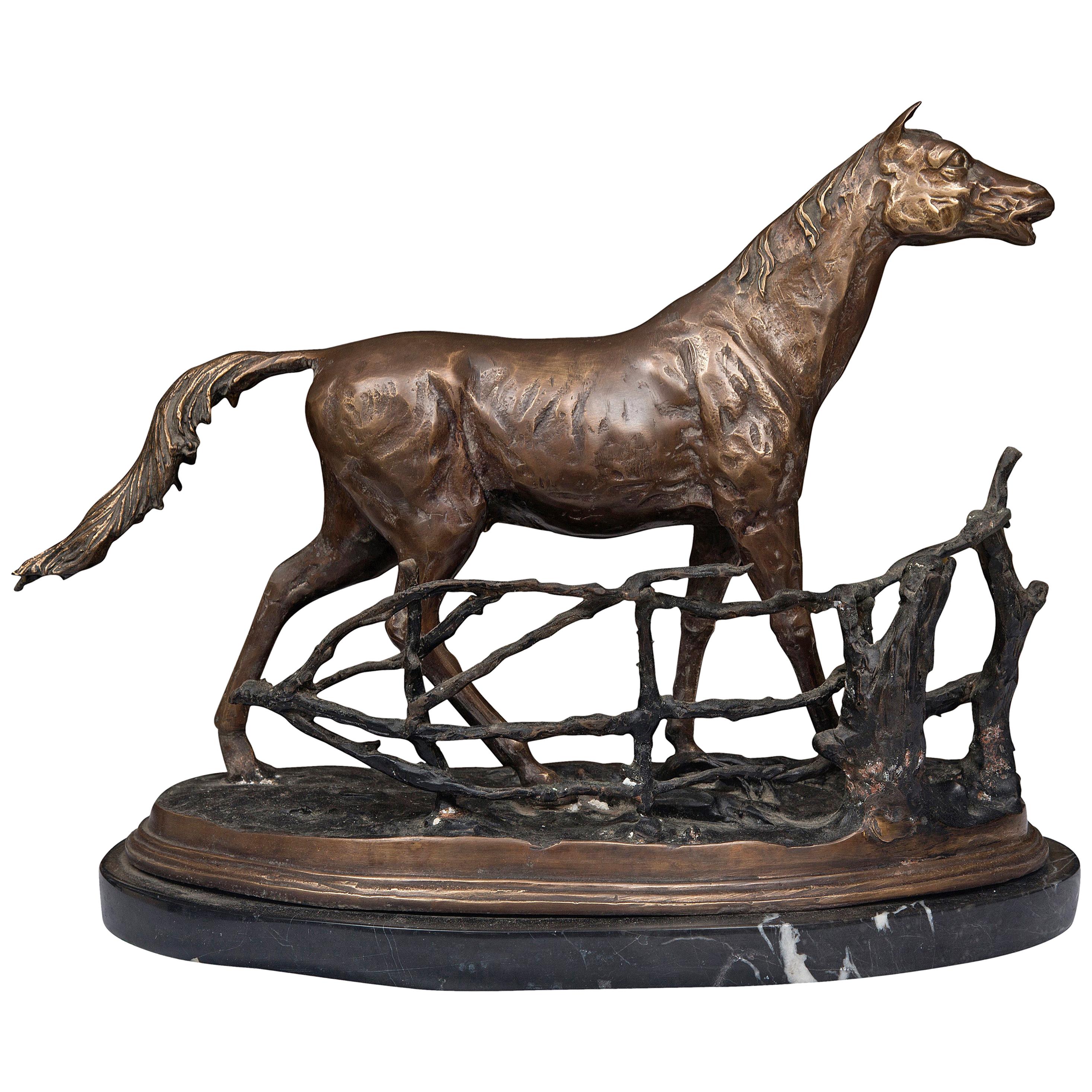 Statue d'un modèle de cheval en bronze patiné sur socle en marbre