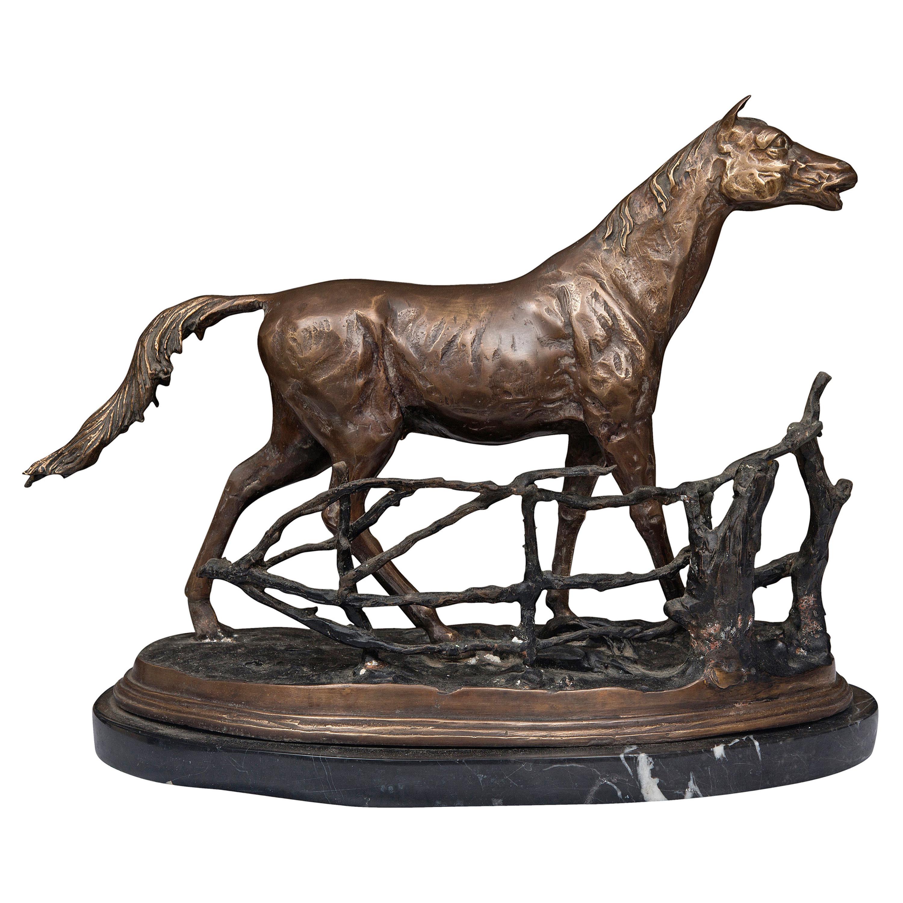 Statue eines Modells eines Pferdes aus patinierter Bronze auf Marmorsockel