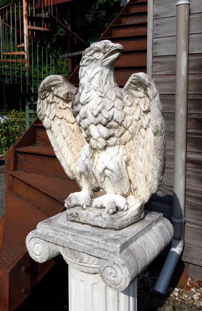 Beautiful statue of an eagle that is stated onto
a pedestal. Very vintage!!