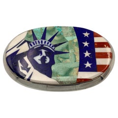 Hebilla con incrustaciones de la Estatua de la Libertad por el platero navajo Calvin Desson