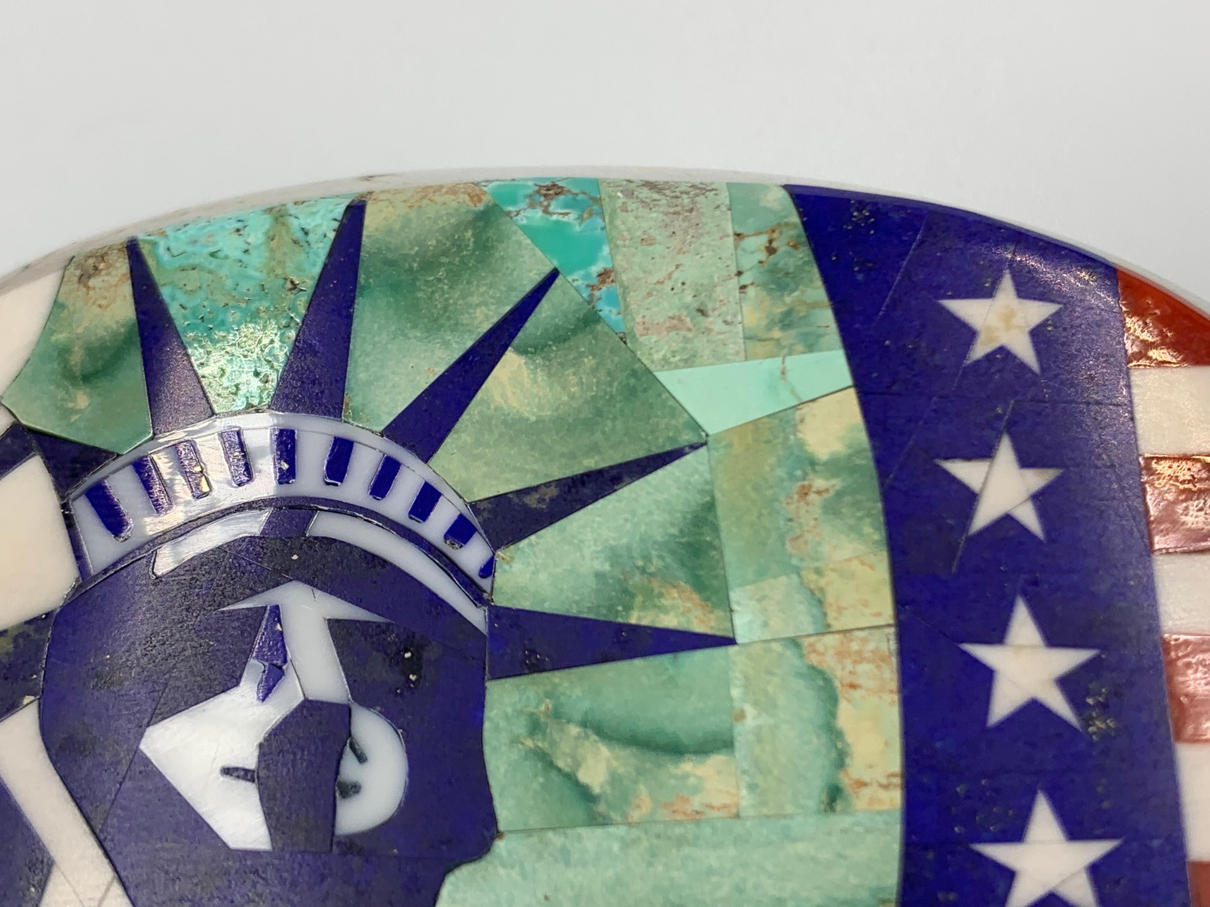 Boucle avec incrustation de la Statue de la Liberté par l'orfèvre Navajo Calvin Desson en vente 1