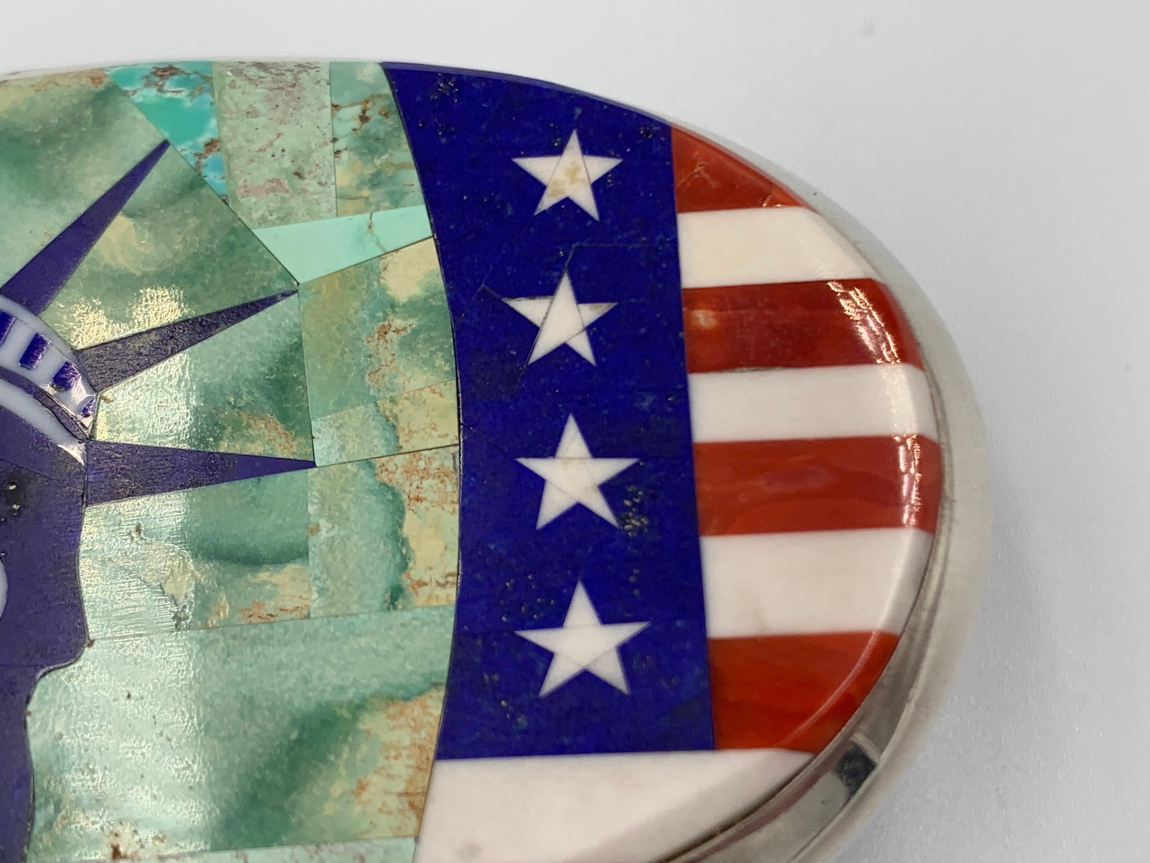 Boucle avec incrustation de la Statue de la Liberté par l'orfèvre Navajo Calvin Desson en vente 2