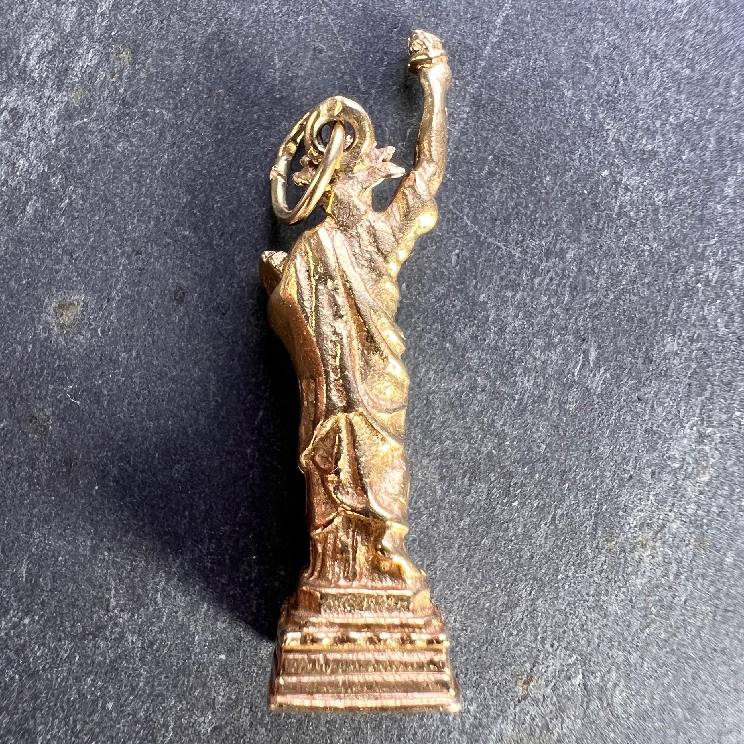 Statue of Liberty New York USA 14K Yellow Gold Charm Pendant In Good Condition For Sale In London, GB